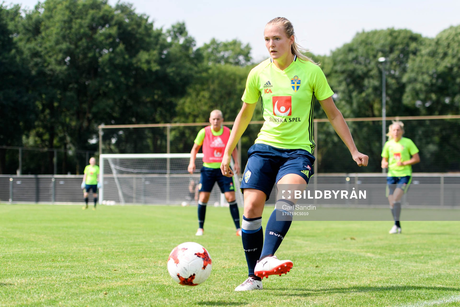 Magdalena Eriksson på en träning med det svenska