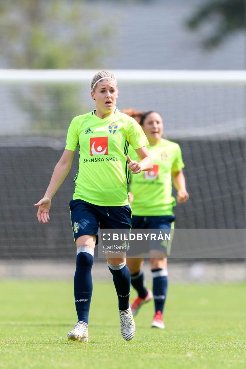 Olivia Schough på en träning med det svenska landslaget