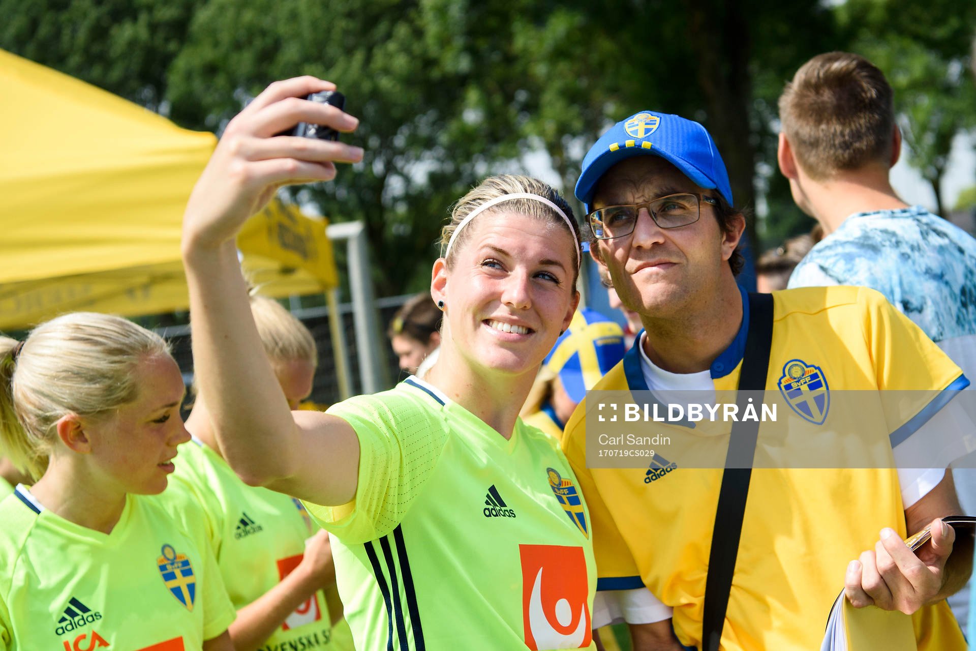 Olivia Schough tar en bild med en supporter