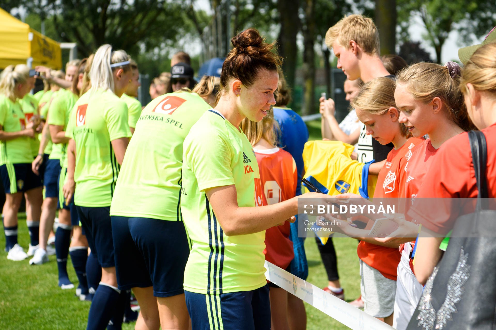Jessica Samuelsson skriver autografer efter en träning med det svenska landslaget under dag 4 av fotbolls-EM den 19 juli 2017 i Arnhem.