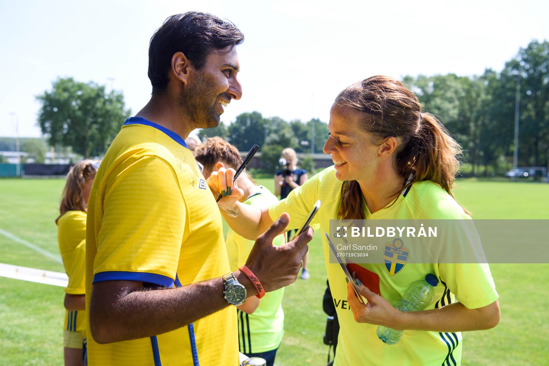 Lotta Schelin skriver autografer efter en träning med det svenska landslaget under dag 4 av fotbolls-EM den 19 juli 2017 i Arnhem.
