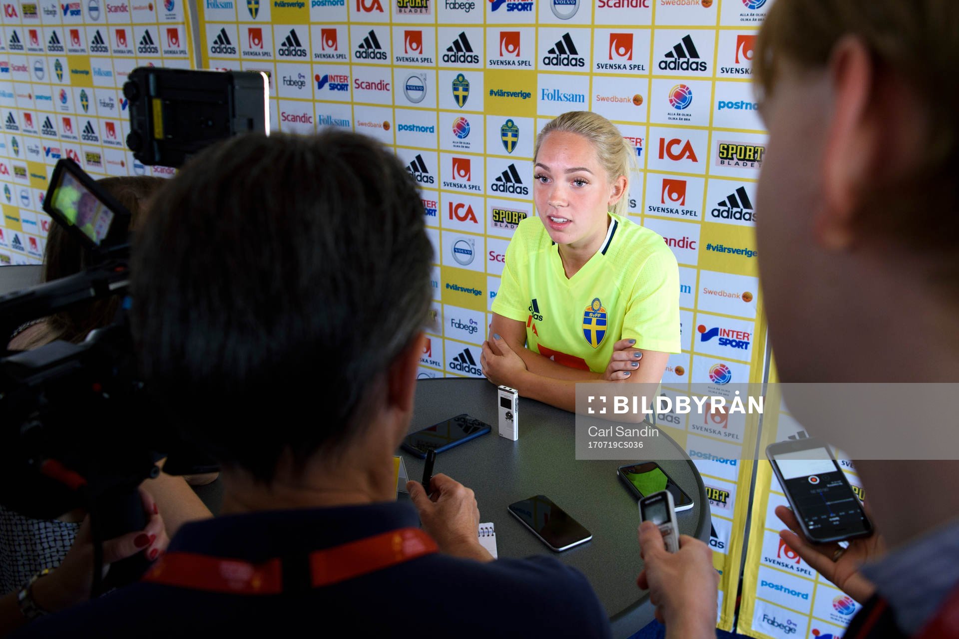 Elin Rubensson blir intervjuad på en pressträff med det