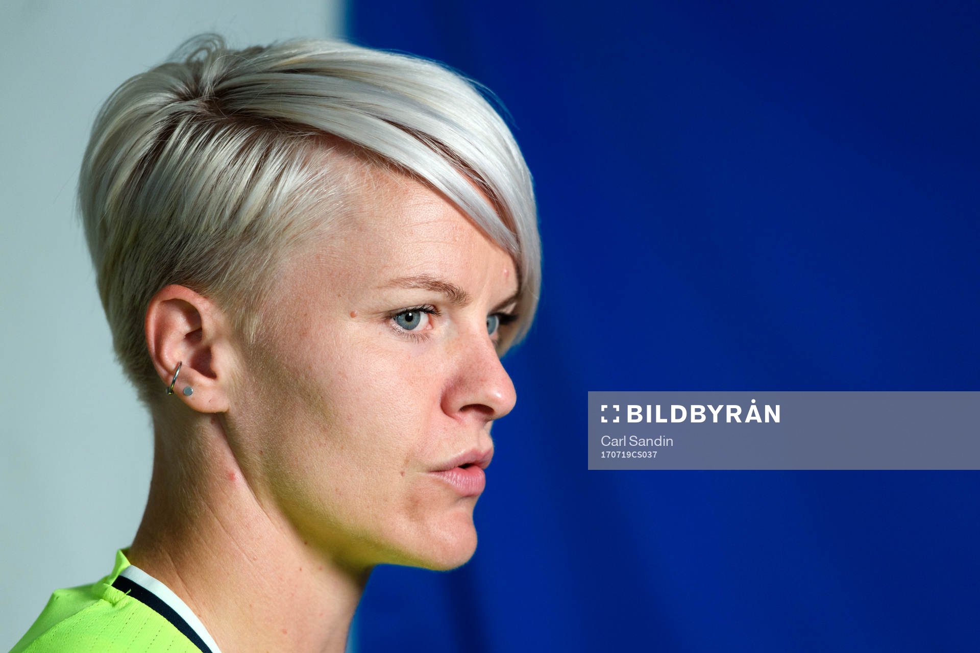 Nilla Fischer blir intervjuad på en pressträff med det