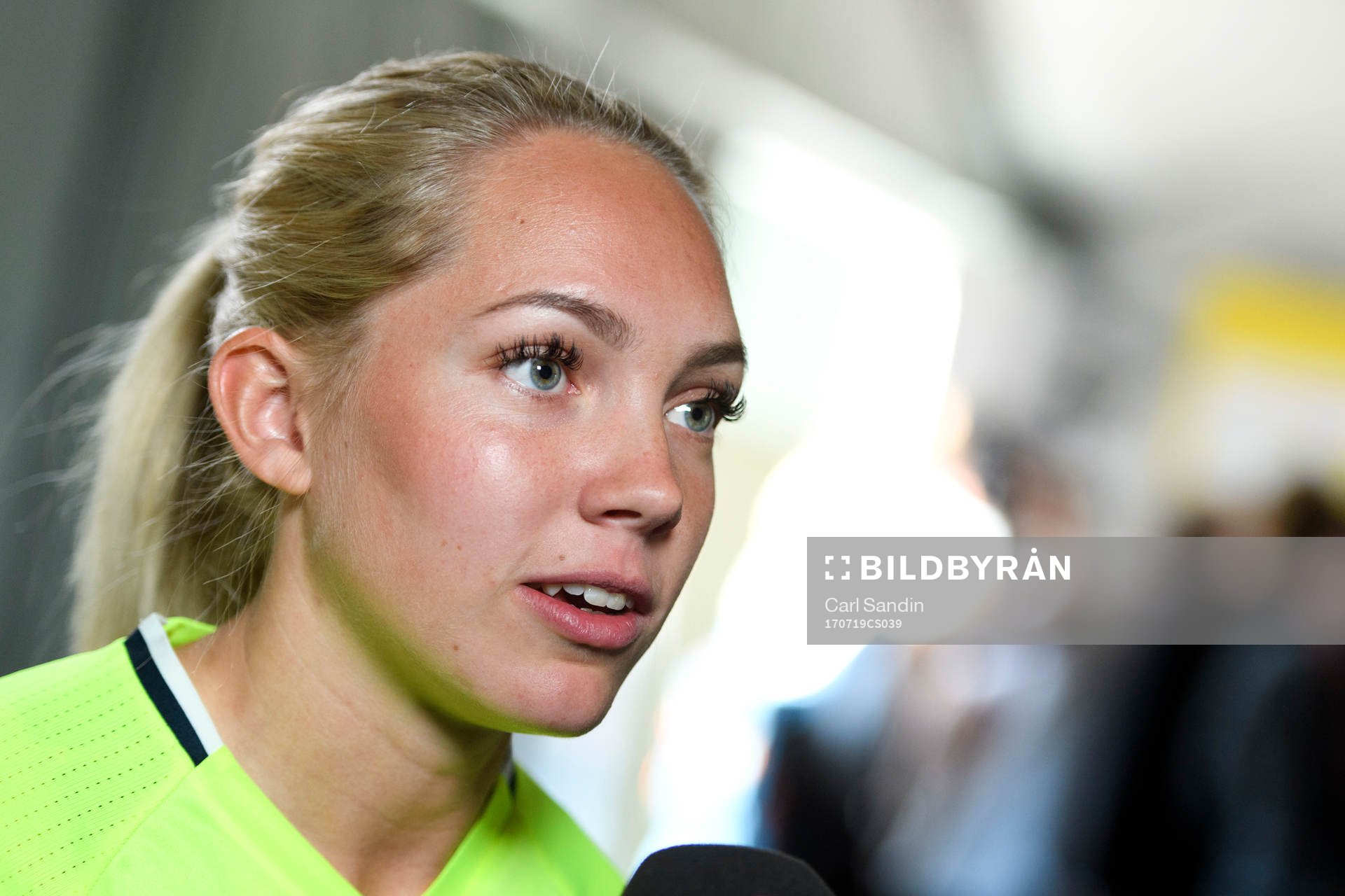 Elin Rubensson blir intervjuad på en pressträff med det