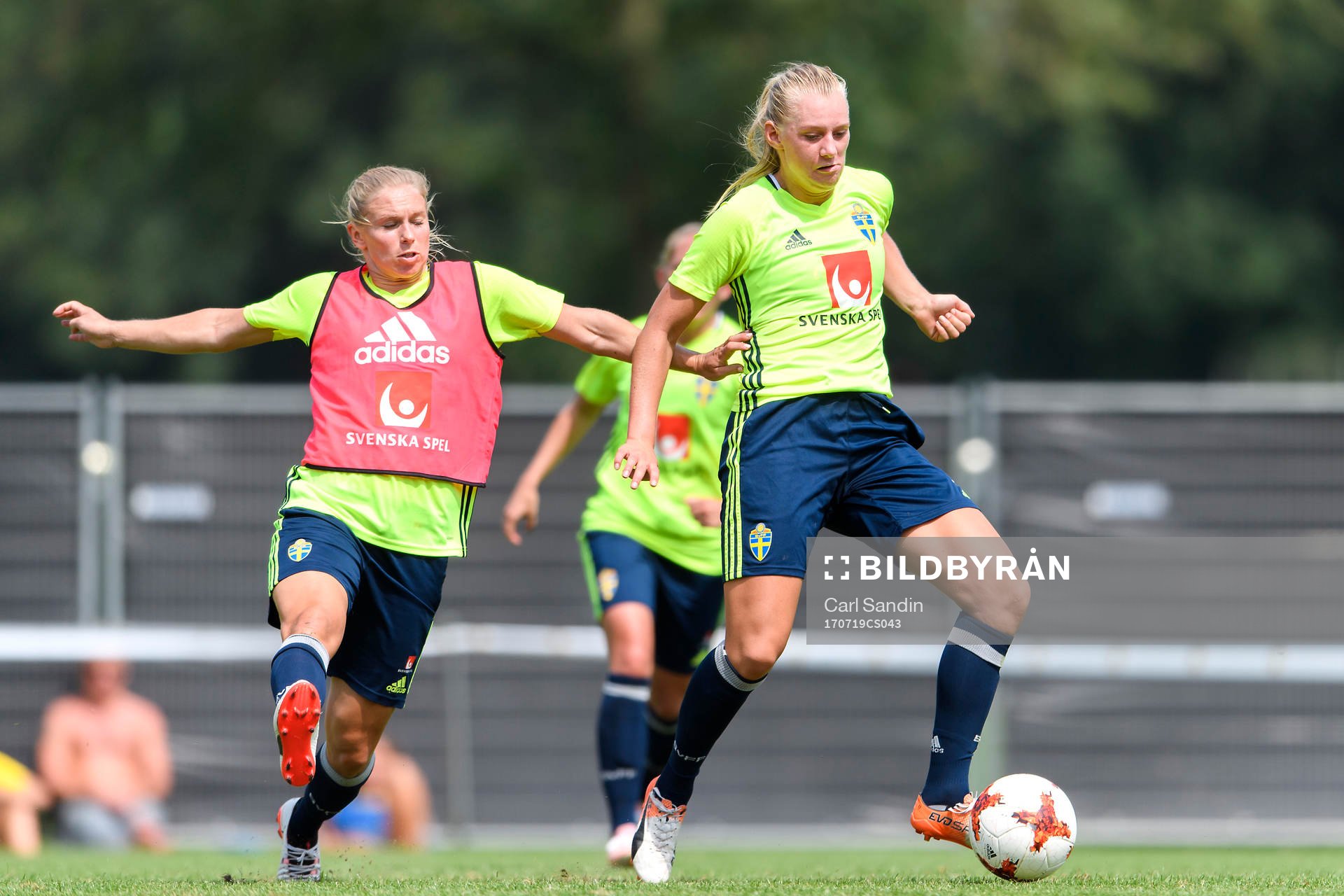 Jonna Andersson och Stina Blackstenius på en träning med det svenska landslaget under dag 4 av fotbolls-EM den 19 juli 2017 i Arnhem.