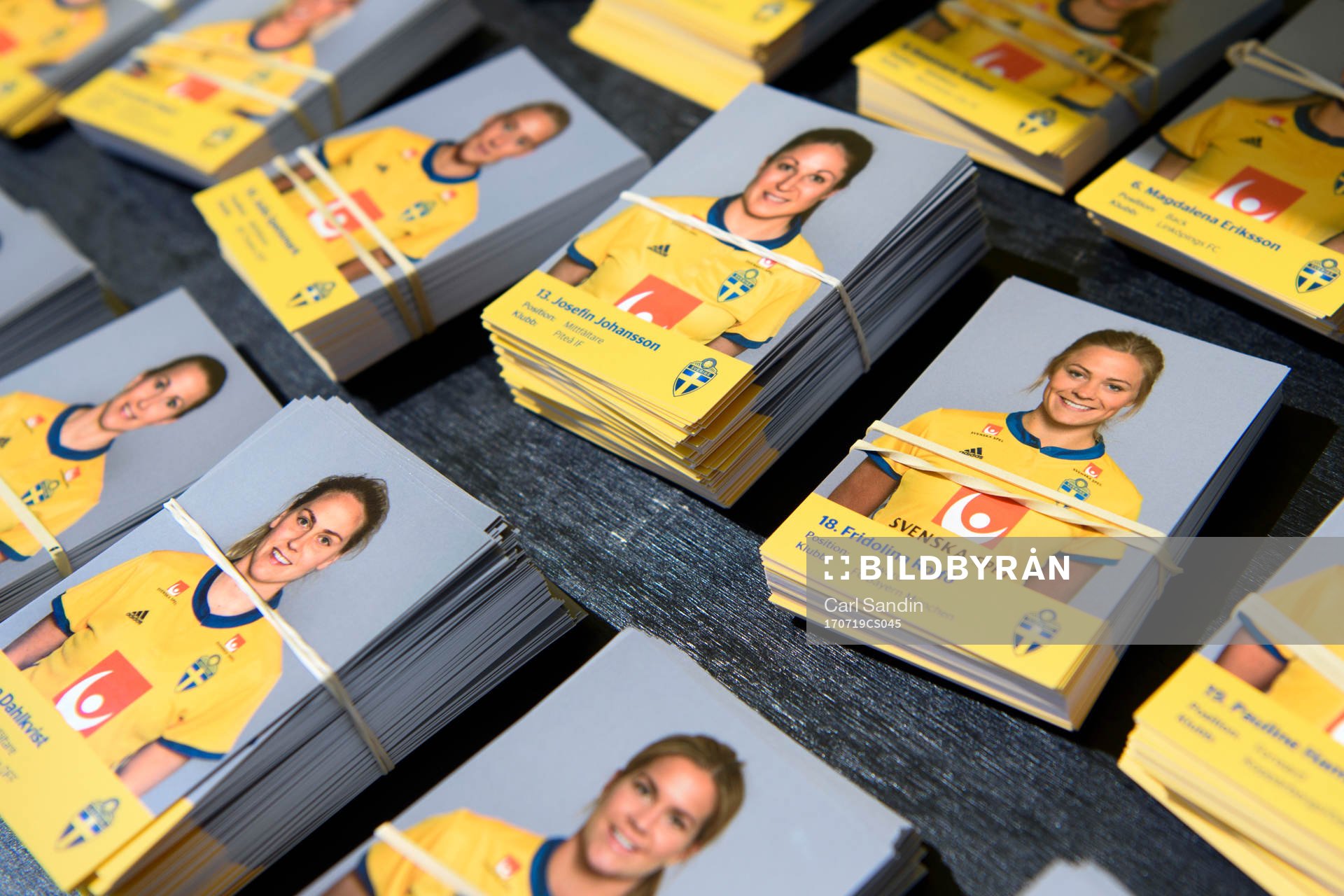 Idolbilder på de svenska spelarna på en träning med det