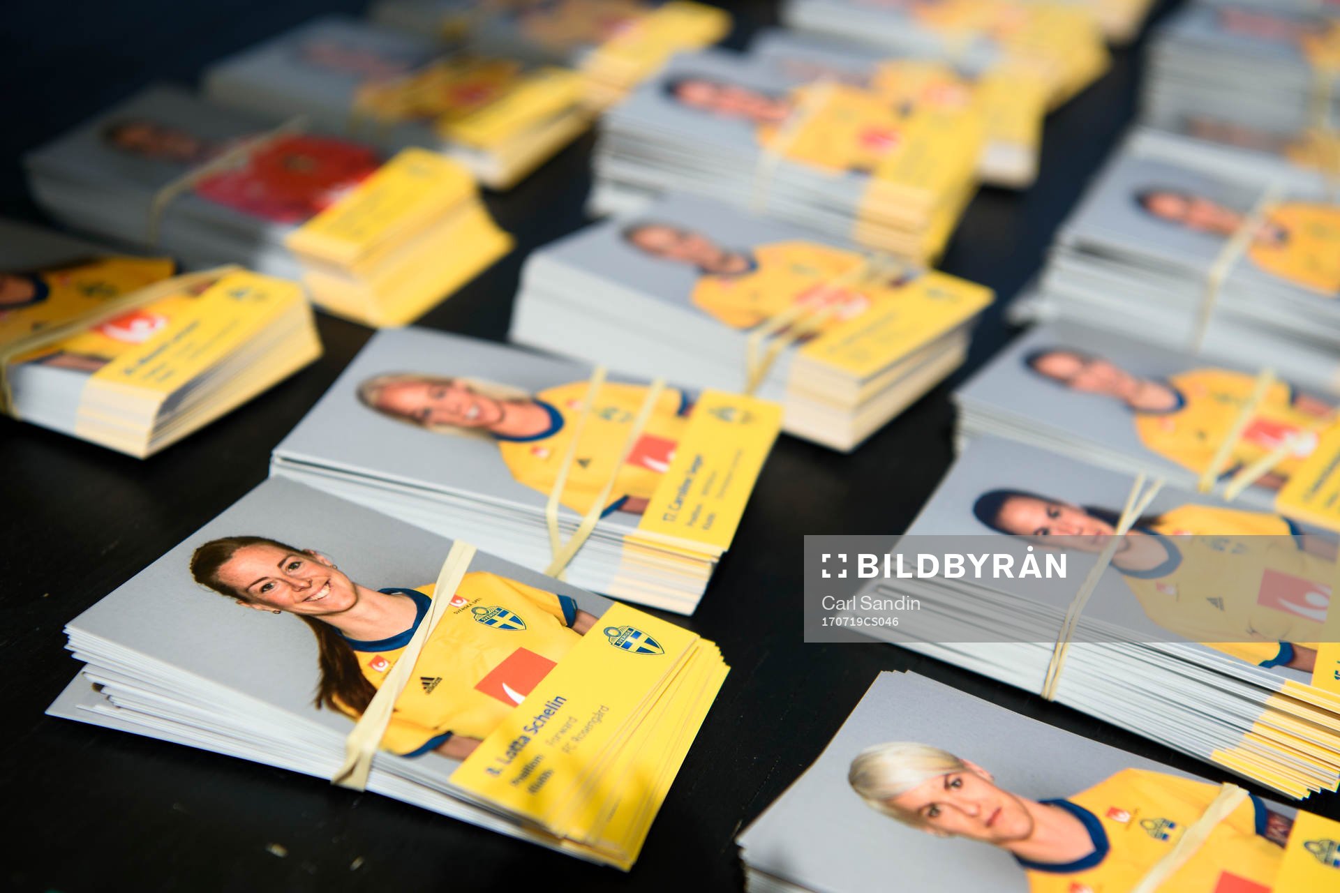 Idolbilder på de svenska spelarna på en träning med det