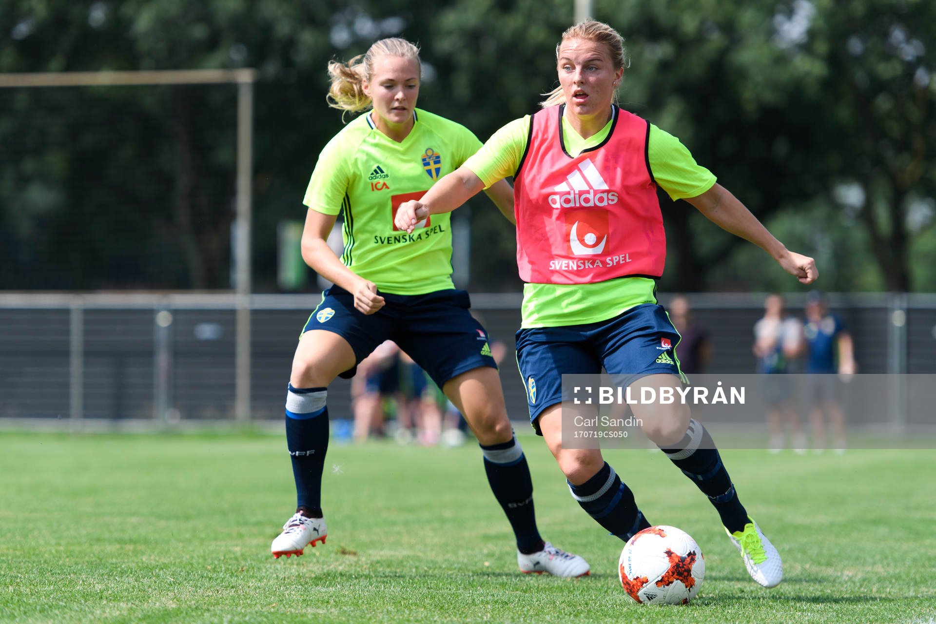 Magdalena Eriksson och Mimmi Larsson på en träning med
