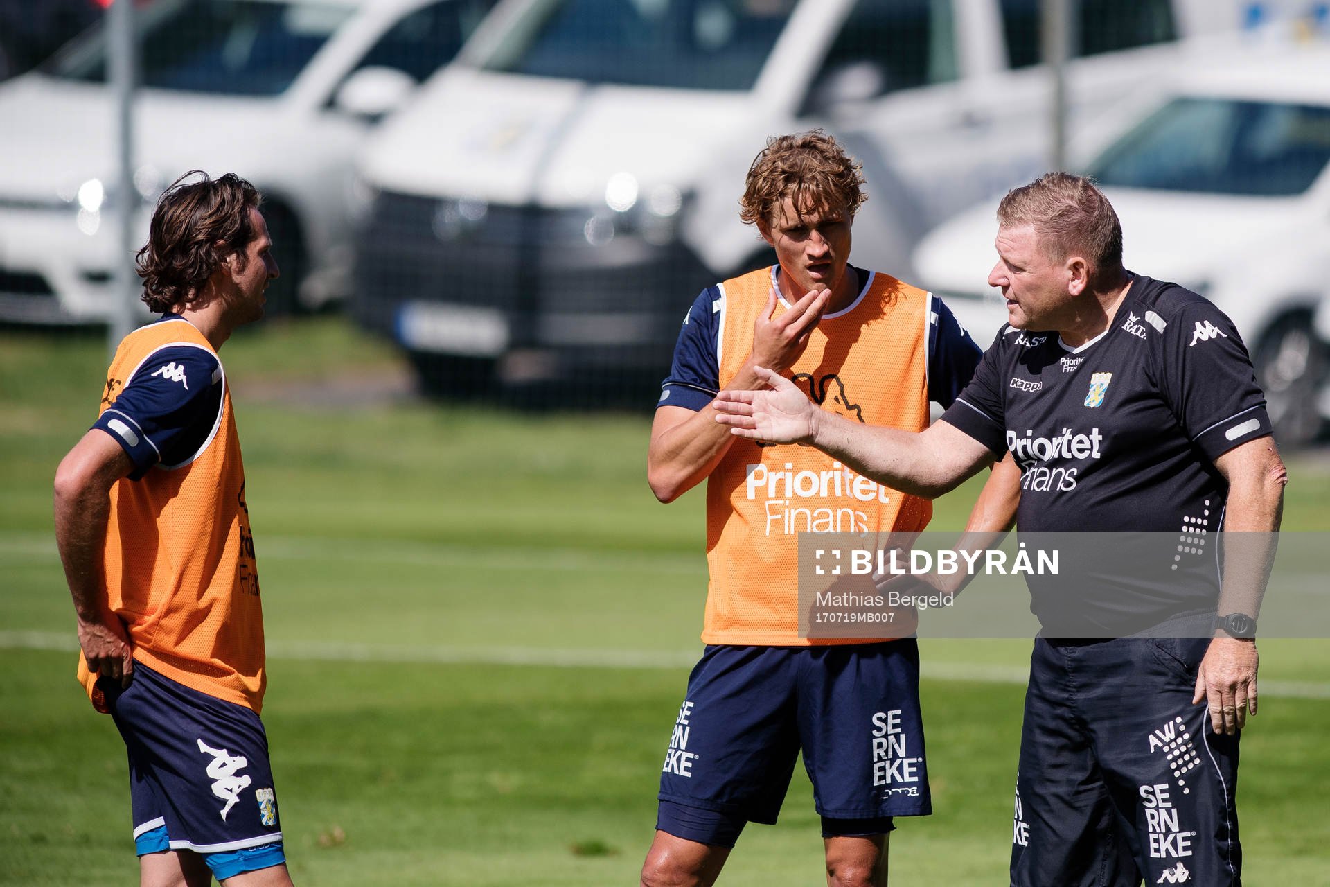 Mikkel Diskerud och Thomas Rogne lyssnar på tränare Alf