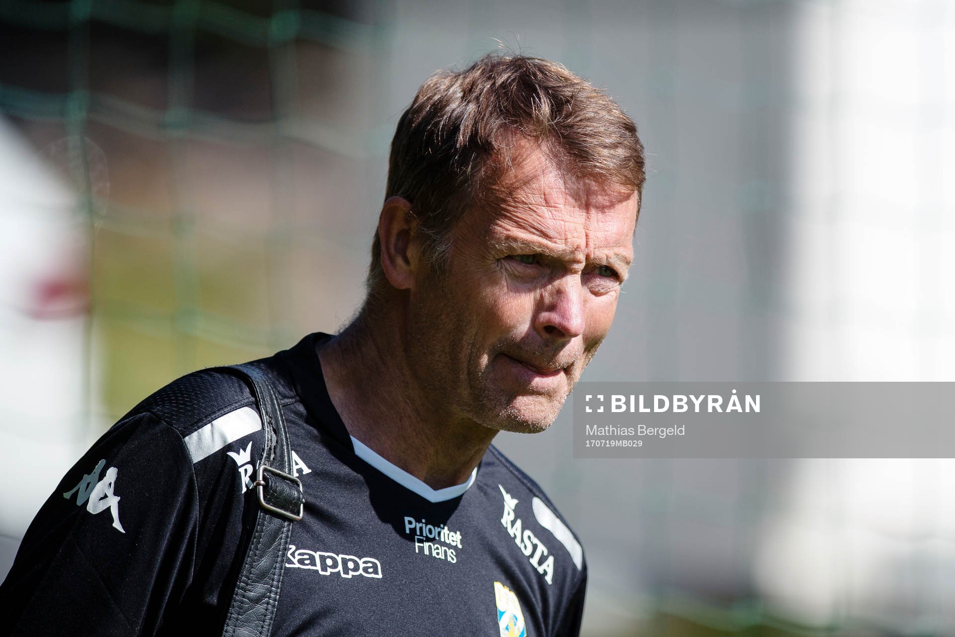 Assisterande tränare Torbjörn Nilsson går mot plan