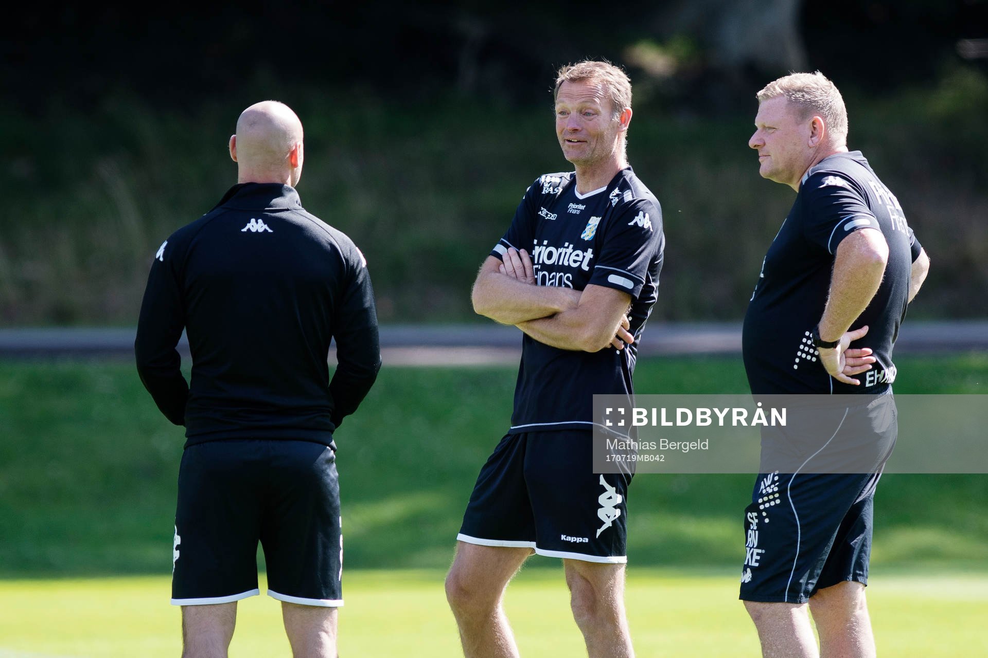 U-lagstränaren Thomas Olsson, assisterande tränare Torbjörn Nilsson och tränare Alf Westerberg diskuterar under en träning med det allsvenska fotbollslaget IFK Göteborg den 19 juli 2017 i Göteborg.