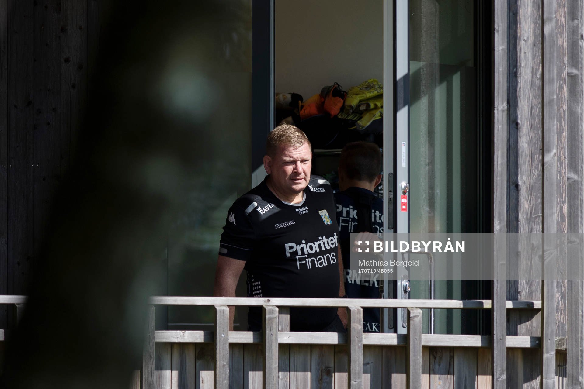 Tränare Alf Westerberg lämnar omklädningsrummet