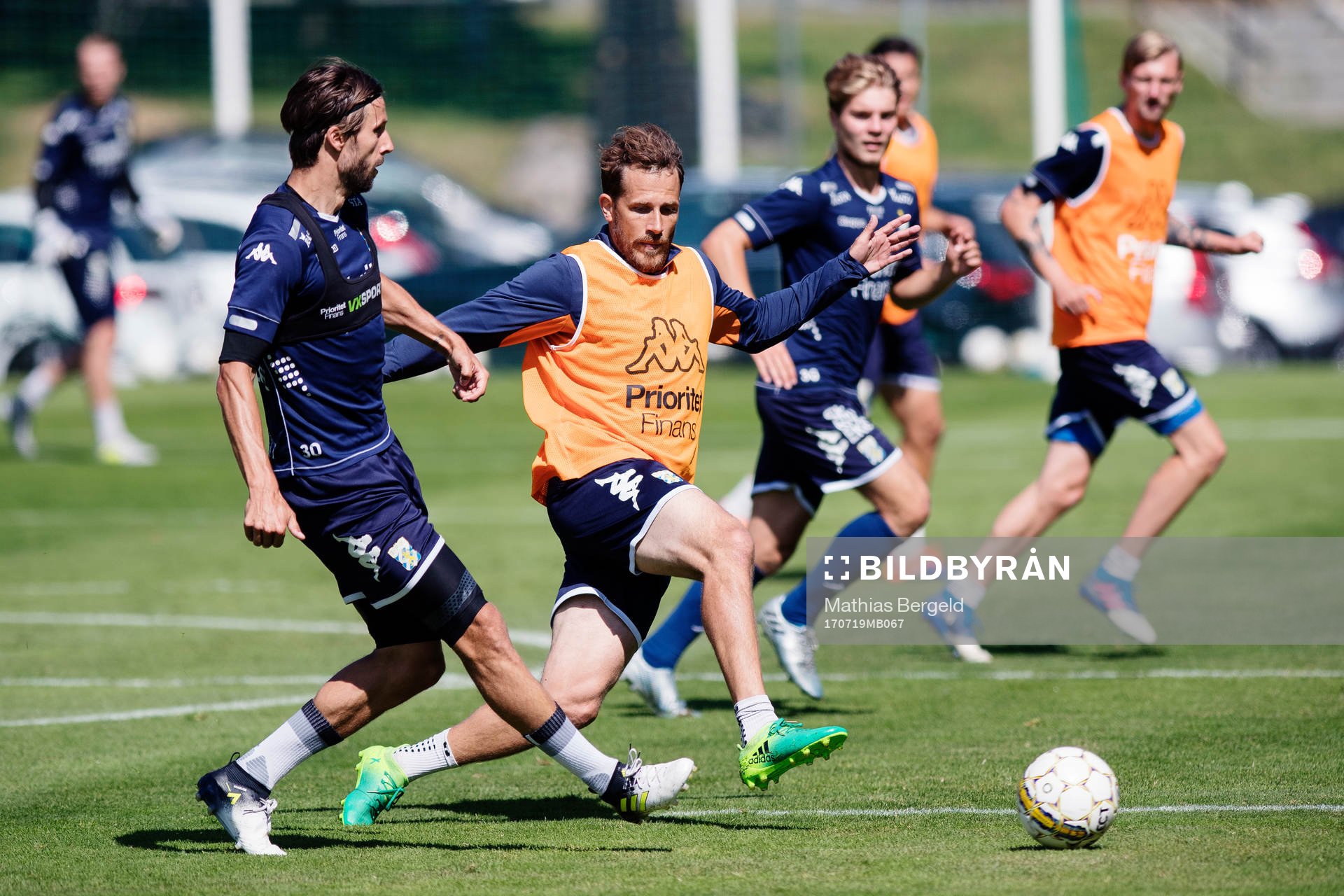 Mattias Bjärsmyr i kamp om bollen med Tobias Hysen