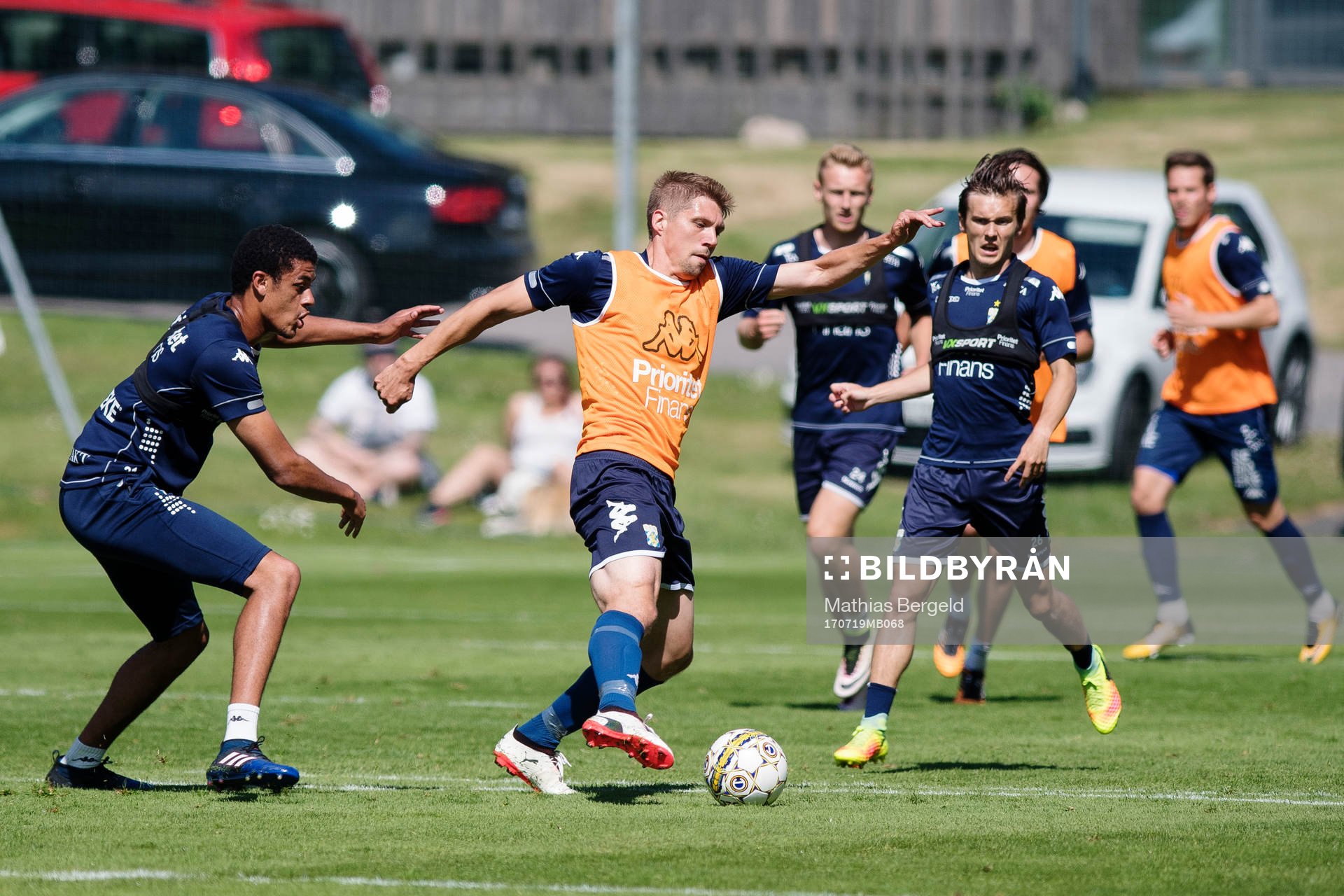Benjamin Zalo i kamp om bollen med Mikael Boman