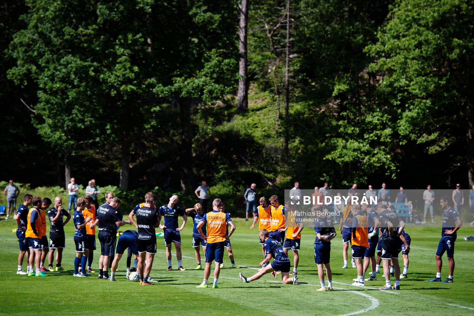 Spelarna och tränarna vid en genomgång under en träning med det allsvenska fotbollslaget IFK Göteborg den 19 juli 2017 i Göteborg.