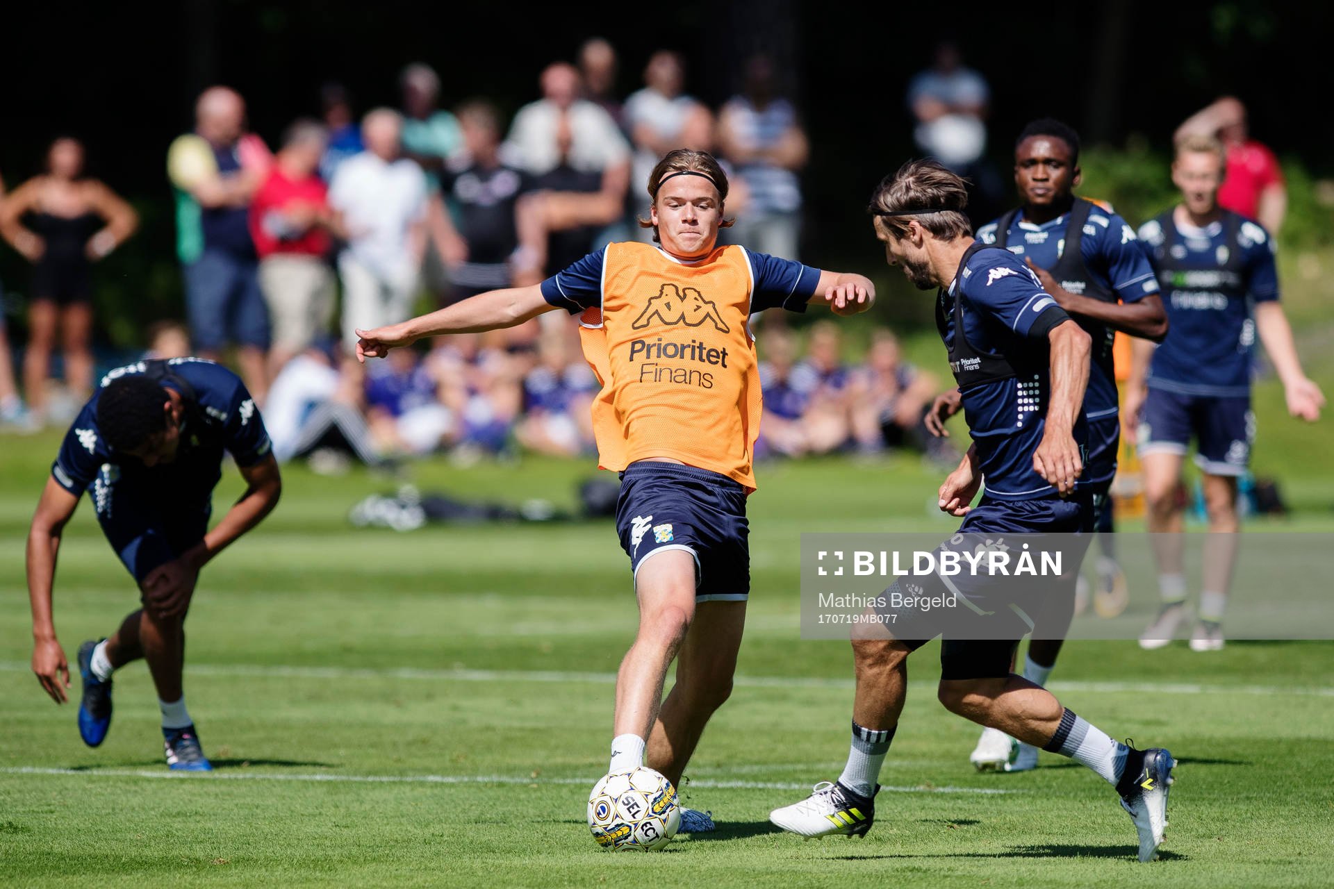 August Erlingmark i kamp om bollen med Mattias Bjärsmyr under en träning med det allsvenska fotbollslaget IFK Göteborg den 19 juli 2017 i Göteborg.