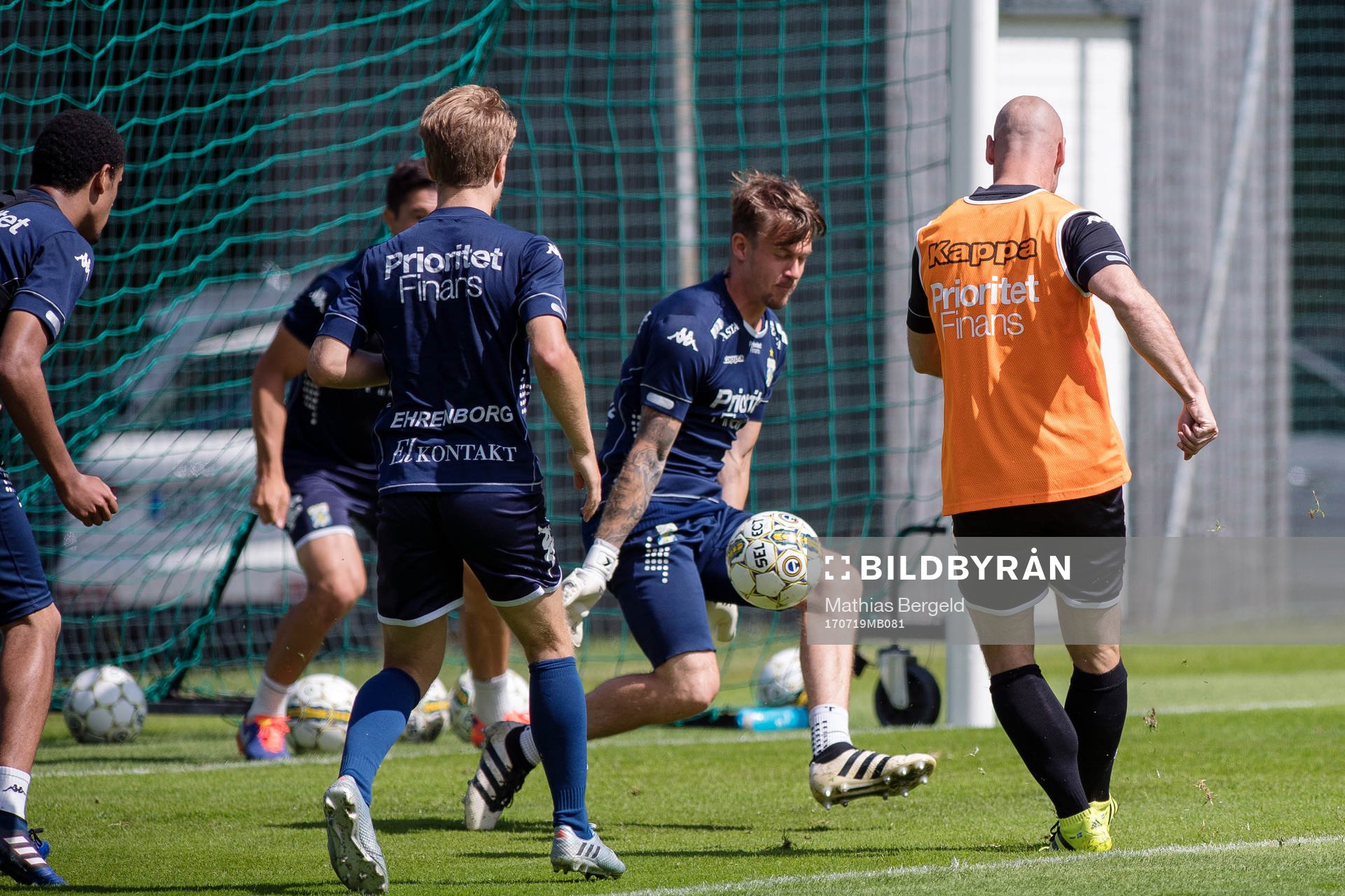 U-lagstränaren Thomas Olsson gör mål på målvakt Erik
