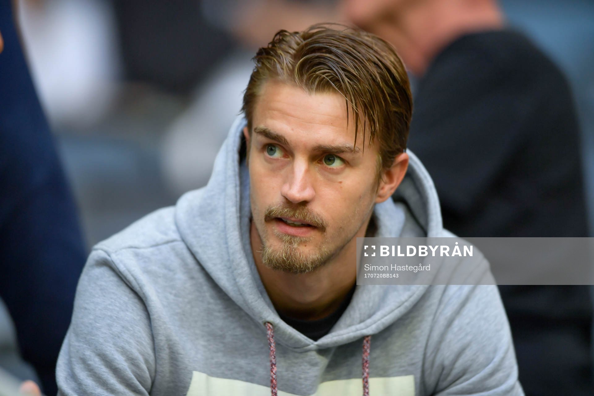 s Rasmus Lindkvist på läktaren