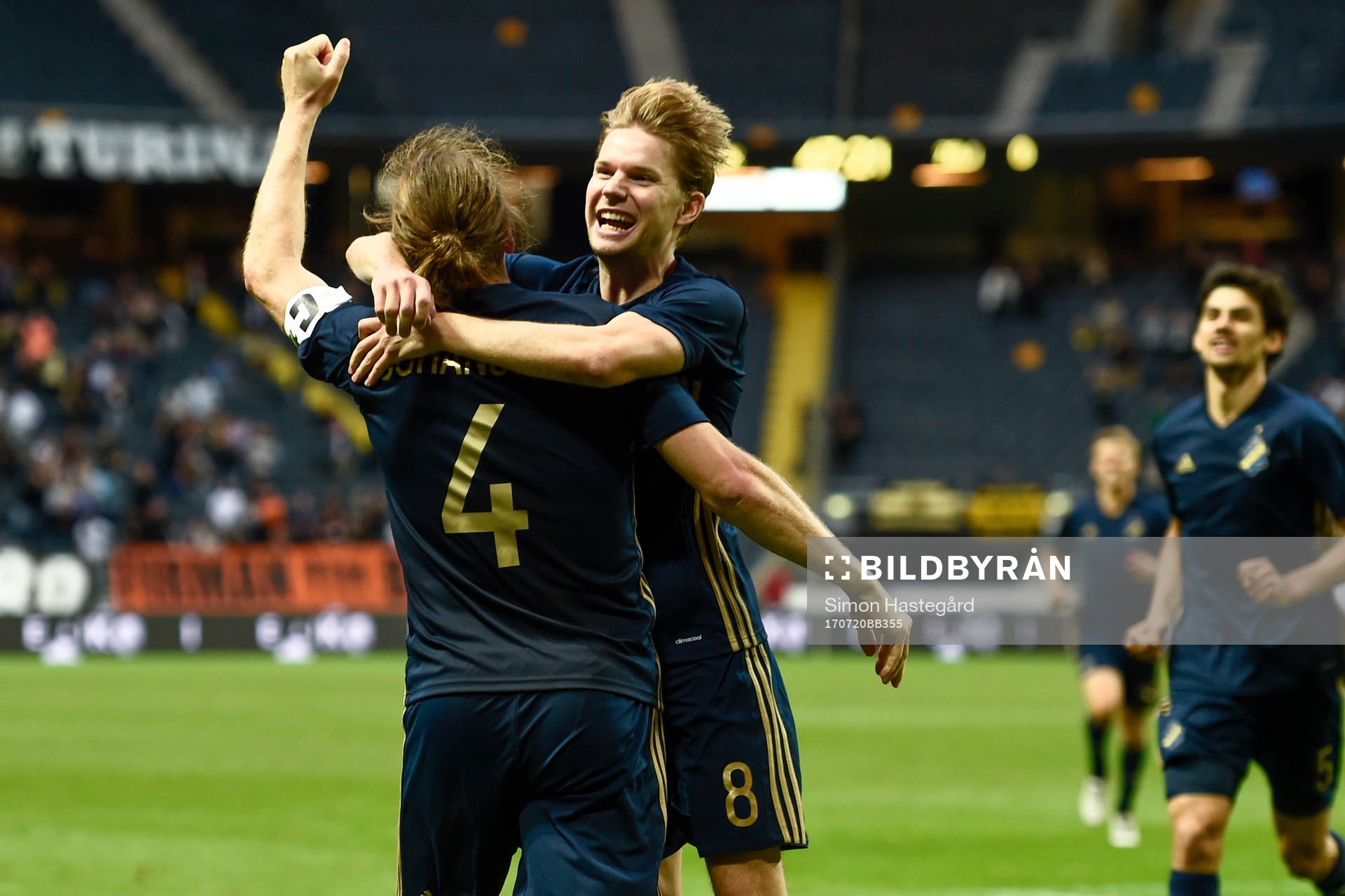 s Nils-Eric Johansson, gjorde 1-0, och jublar med Johan