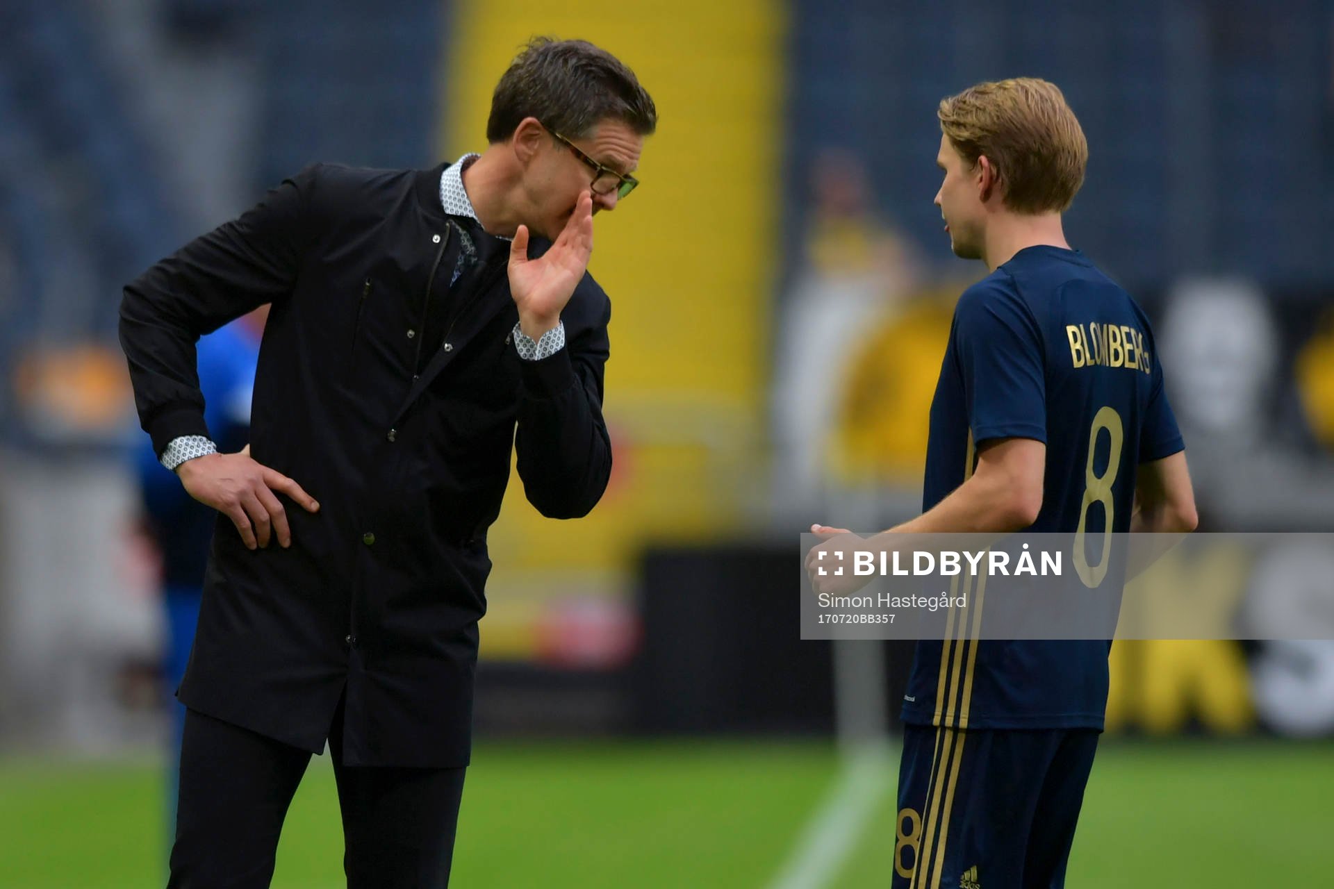 s tränare Rikard Norling diskuterar med Johan Blomberg