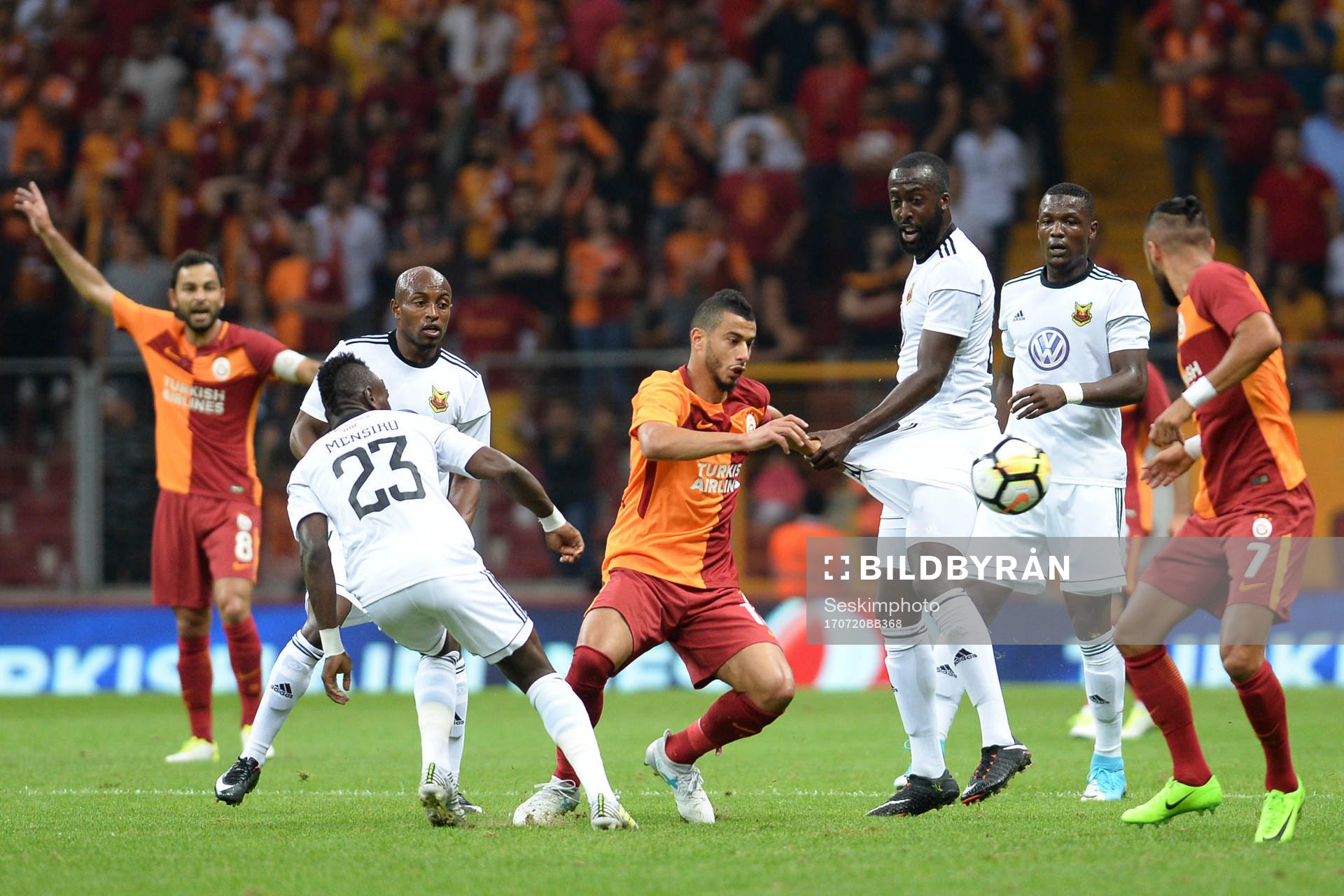 Galatasarays Younes Belhanda och Yasin Öztekin i kamp om