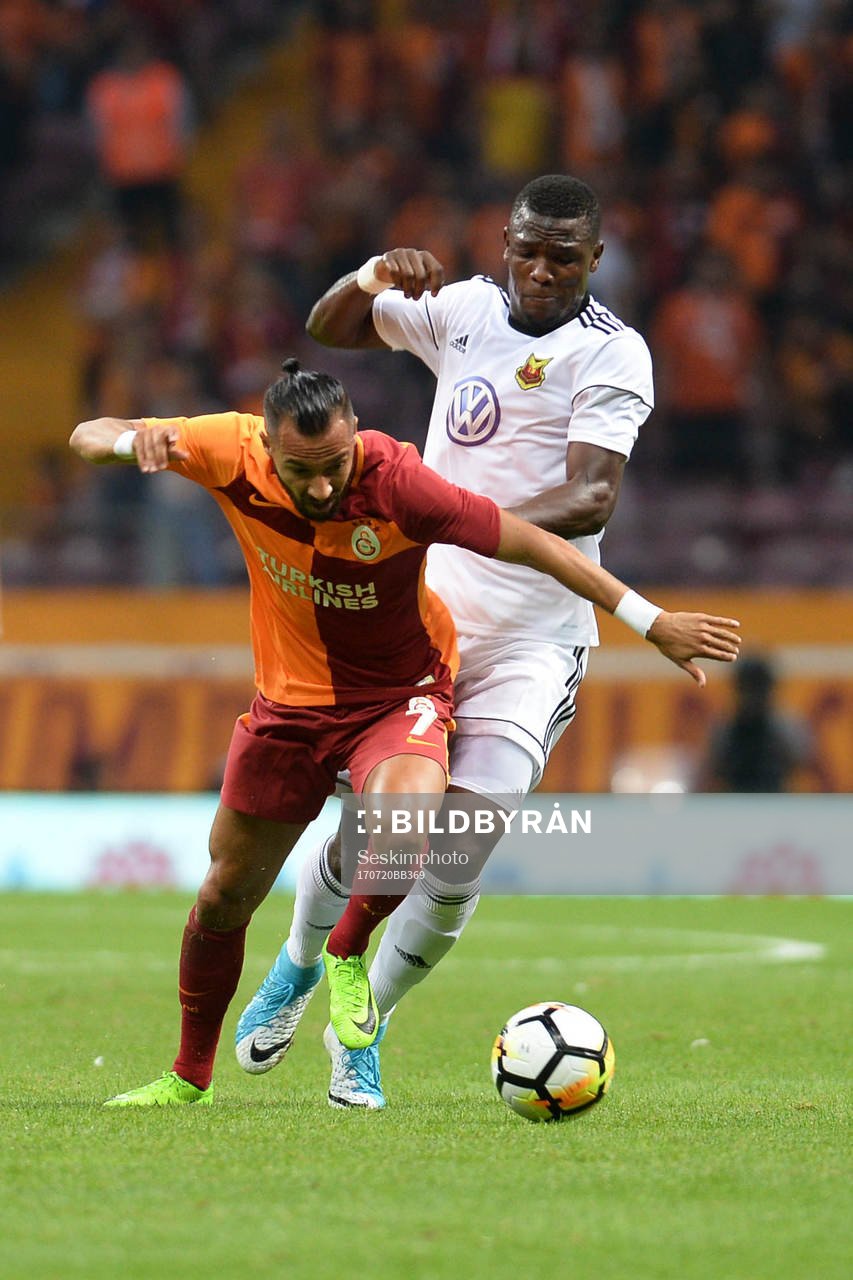 Galatasarays Yasin Öztekin i kamp om bollen med