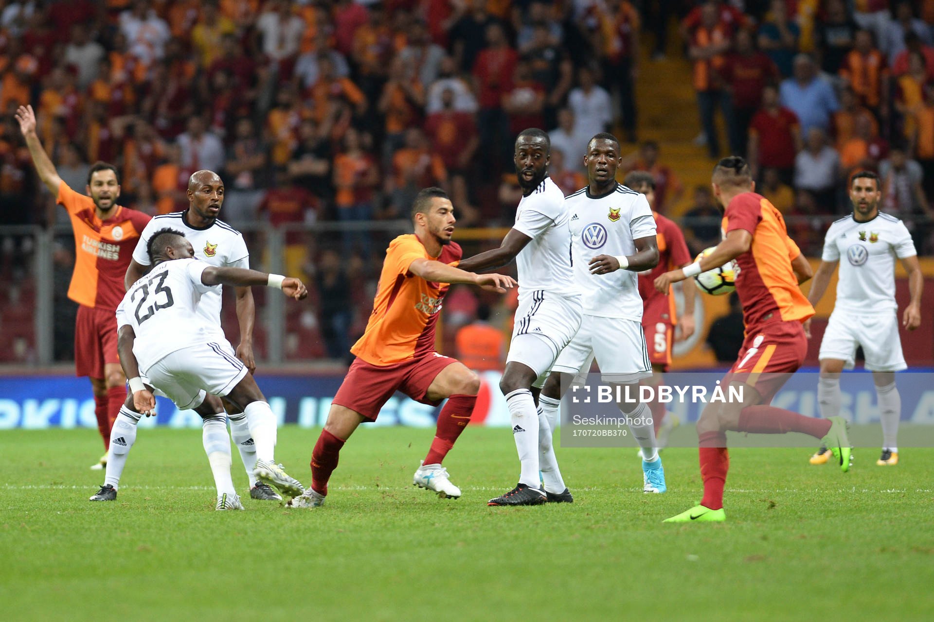 Galatasarays Younes Belhanda och Yasin Öztekin i kamp om