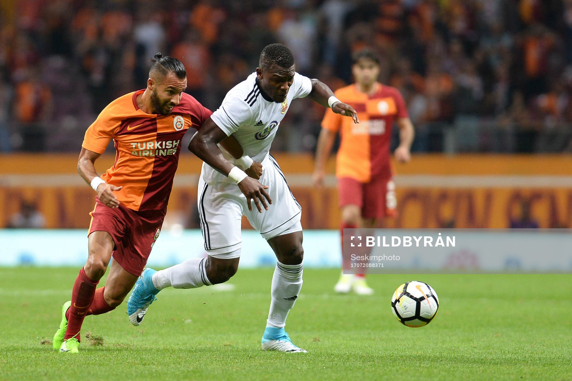 Galatasarays Yasin Öztekin i kamp om bollen med Östersunds Salisu Abdullahi Gero