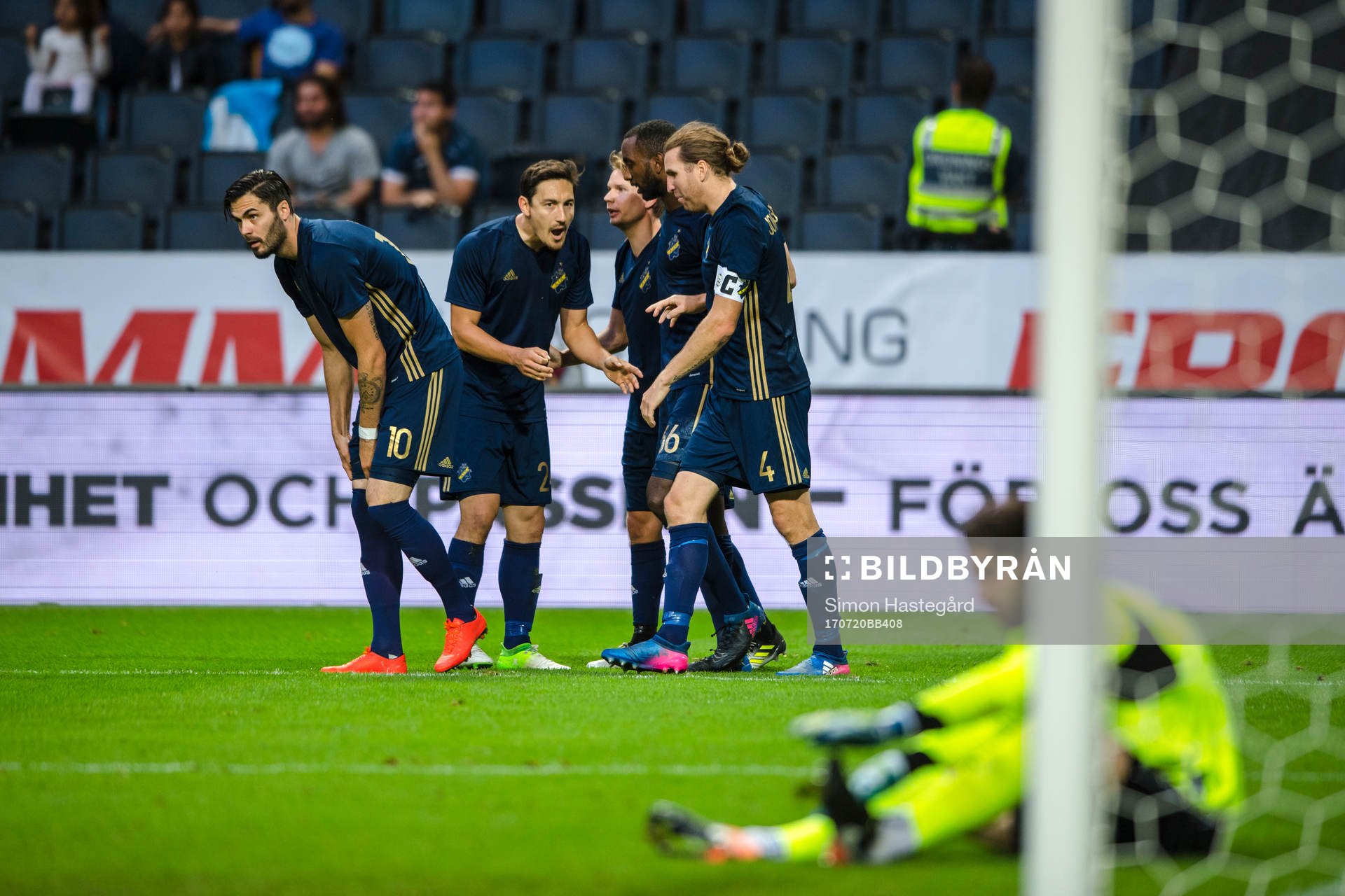 s Stefan Ishizaki jublar med lagkamraterna