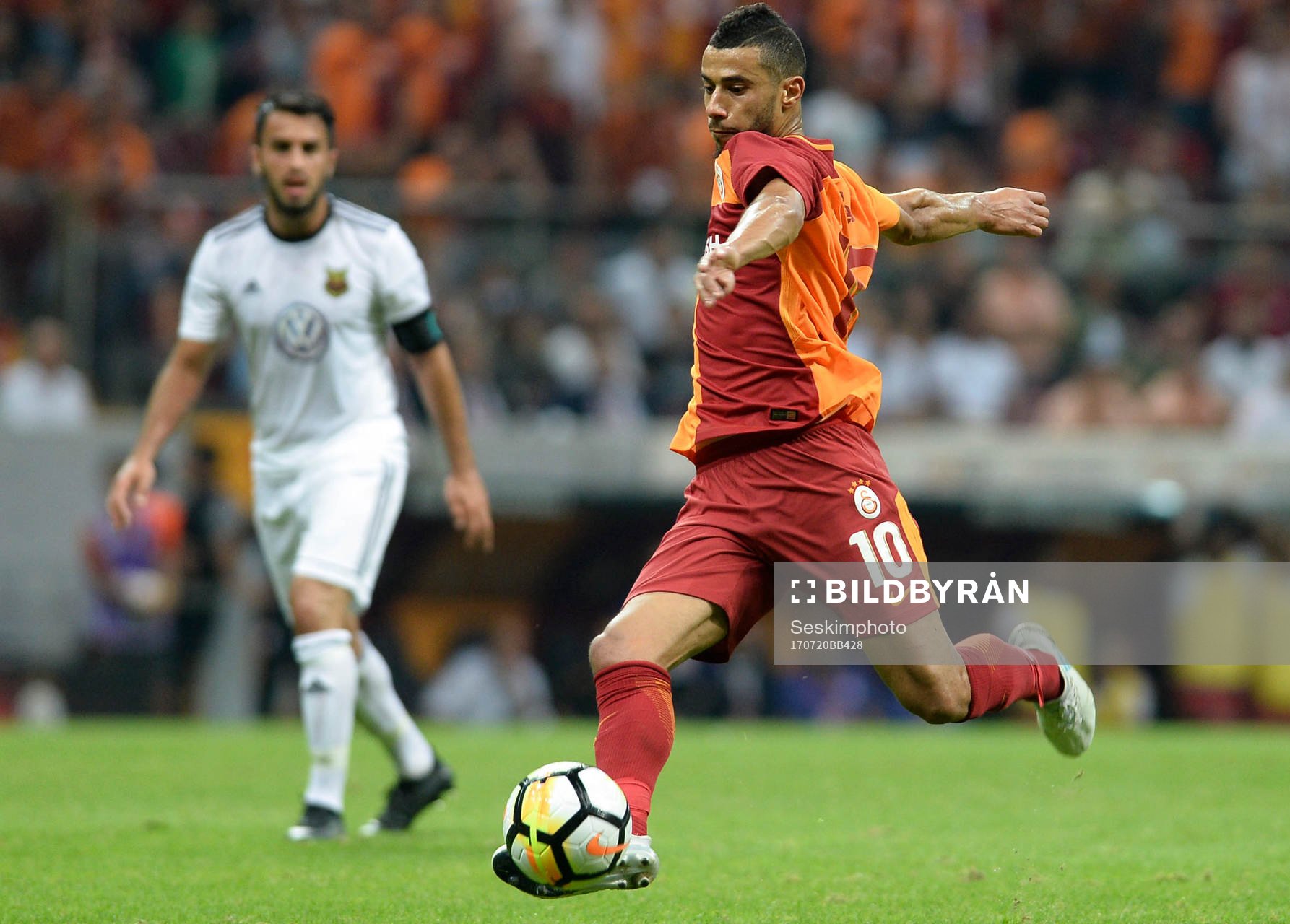 Galatasarays Younes Belhanda skjuter