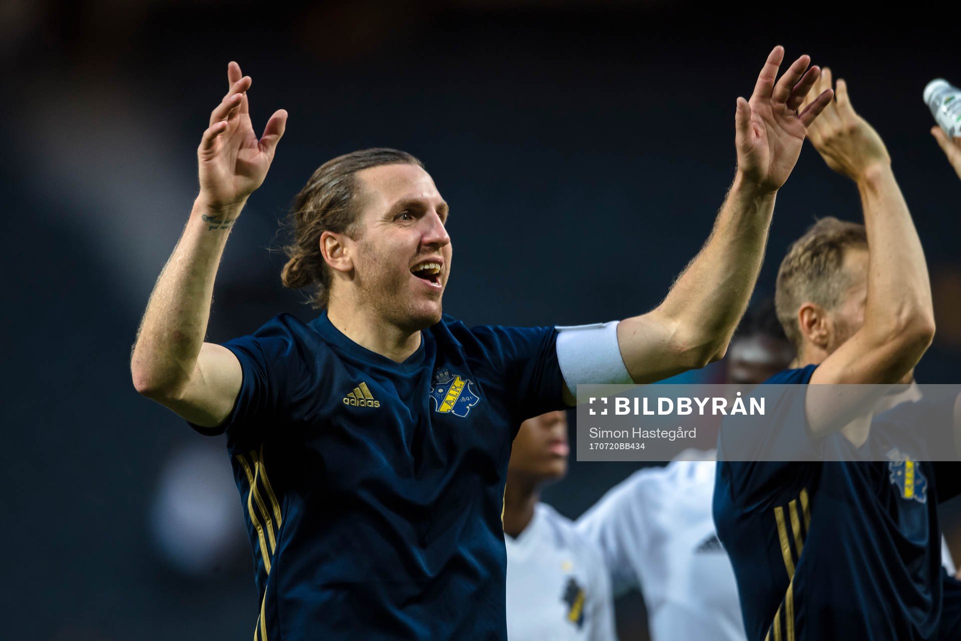 AIK:s Nils-Eric Johansson tackar publiken efter fotbollsmatchen i kvalet till Europa League mellan AIK och Zeljeznicar den 20 juli 2017 i Stockholm.