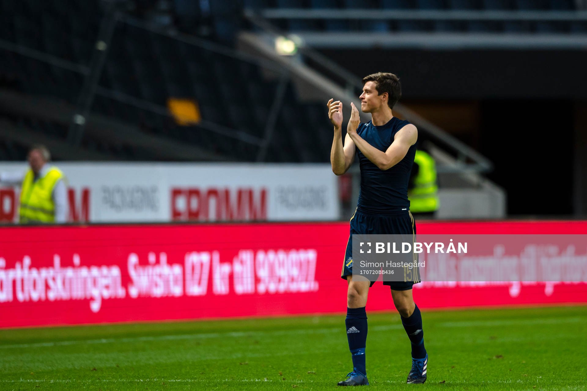 AIK:s Sauli Väisänen tackar publiken efter fotbollsmatchen i kvalet till Europa League mellan AIK och Zeljeznicar den 20 juli 2017 i Stockholm.