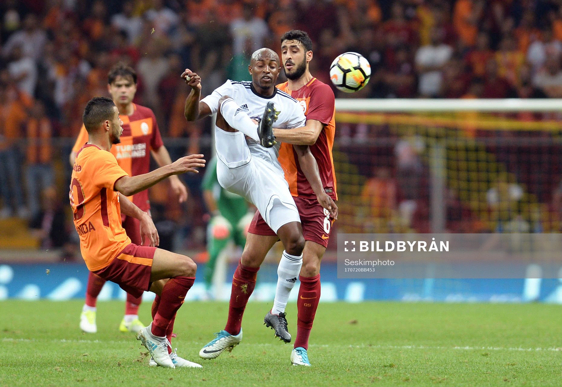Östersunds Fouad Bachirou i kamp om bollen med Galatasarays Younes Belhanda och Tolga Cigerciunder fotbollsmatchen mellan Galatasaray och Östersund i kvalet till Europa League den 20 juli 2017 i Istanbul.
