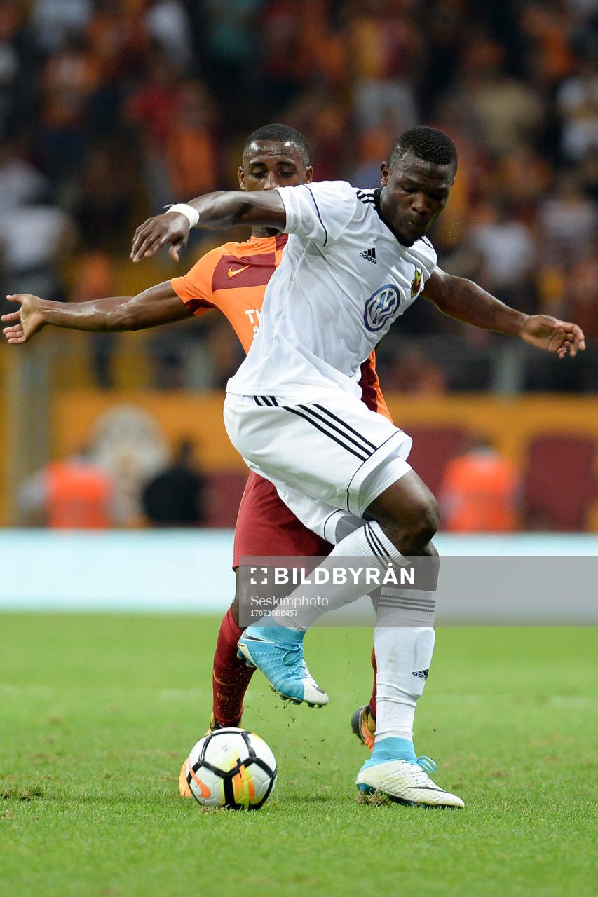 Östersunds Ken Sema och Galatasarays Lionel Carole i kamp