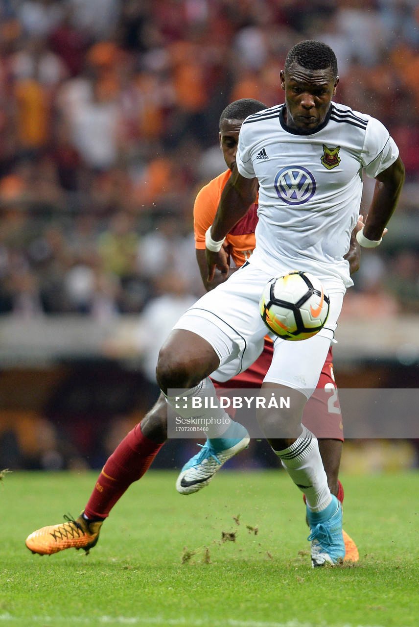 Östersunds Ken Sema och Galatasarays Lionel Carole i kamp