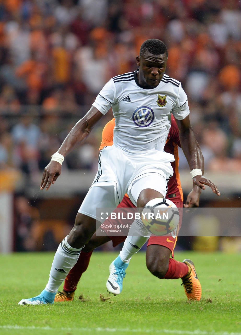 Östersunds Ken Sema och Galatasarays Lionel Carole i kamp