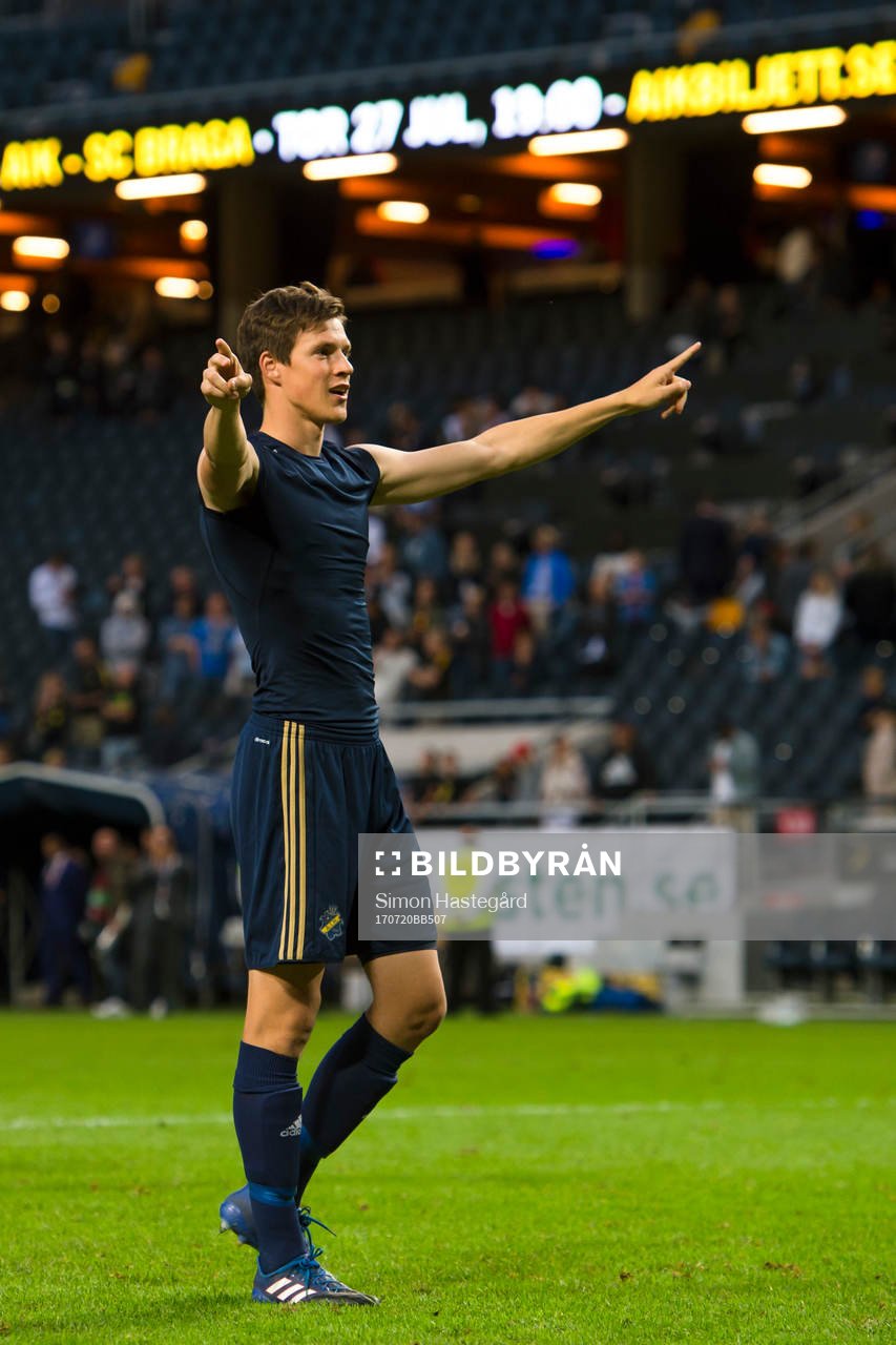 AIK:s Sauli Väisänen jublar med publiken efter fotbollsmatchen i kvalet till Europa League mellan AIK och Zeljeznicar den 20 juli 2017 i Stockholm.