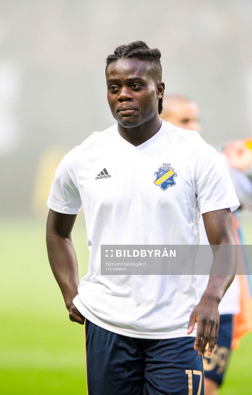 s Daniel Mushitu före fotbollsmatchen i kvalet till Europa