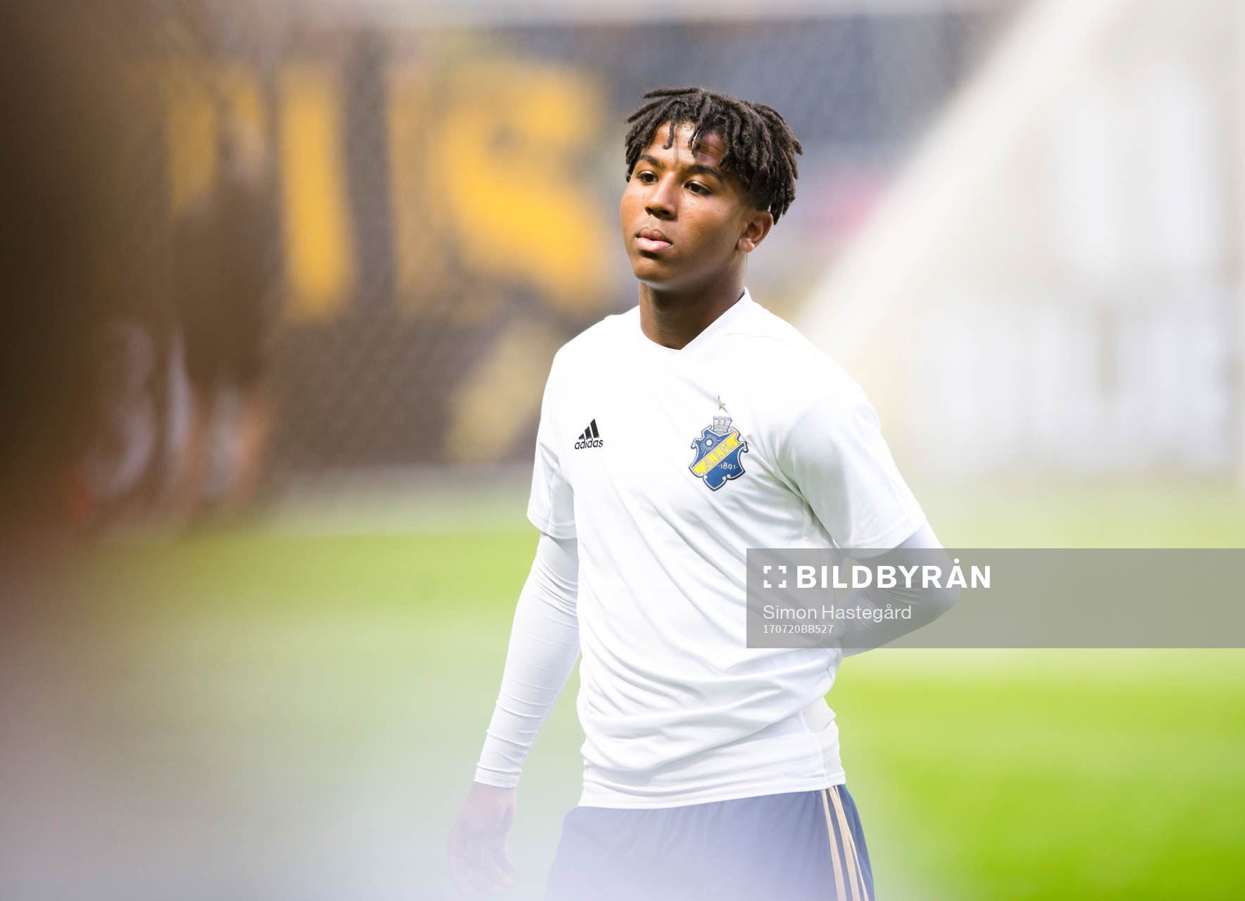 s Nebiyou Perry före fotbollsmatchen i kvalet till Europa