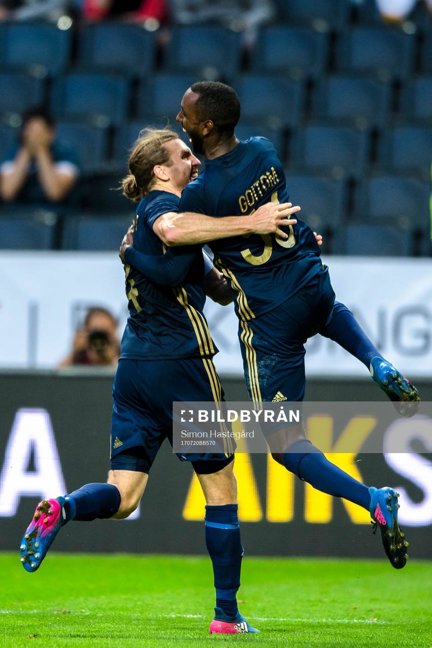 s Nils-Eric Johansson och Henok Goitom jublar