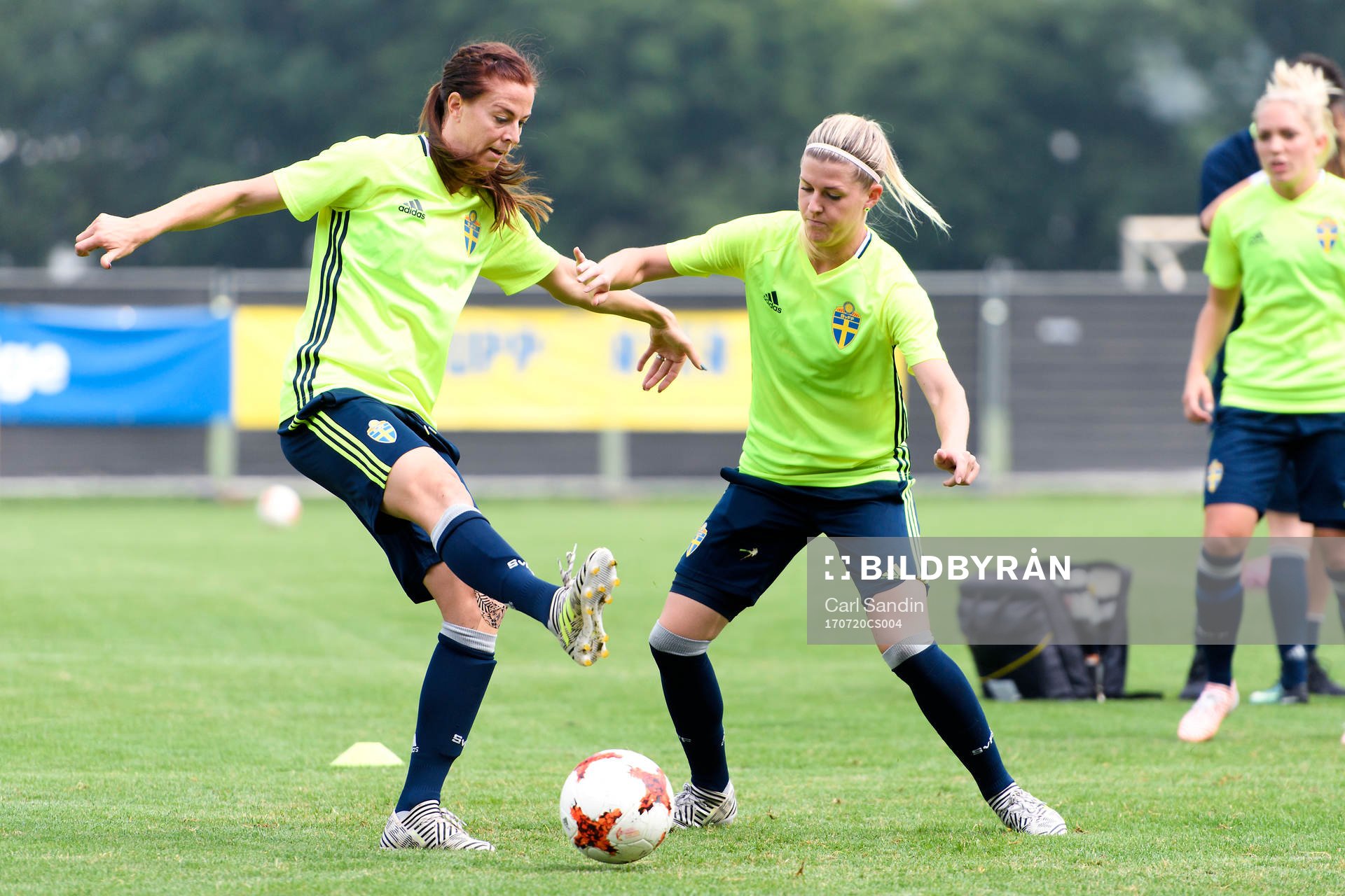 Lotta Schelin och Olivia Schough på en träning med det svenska landslaget under dag 5 av fotbolls-EM den 20 juli 2017 i Arnhem.