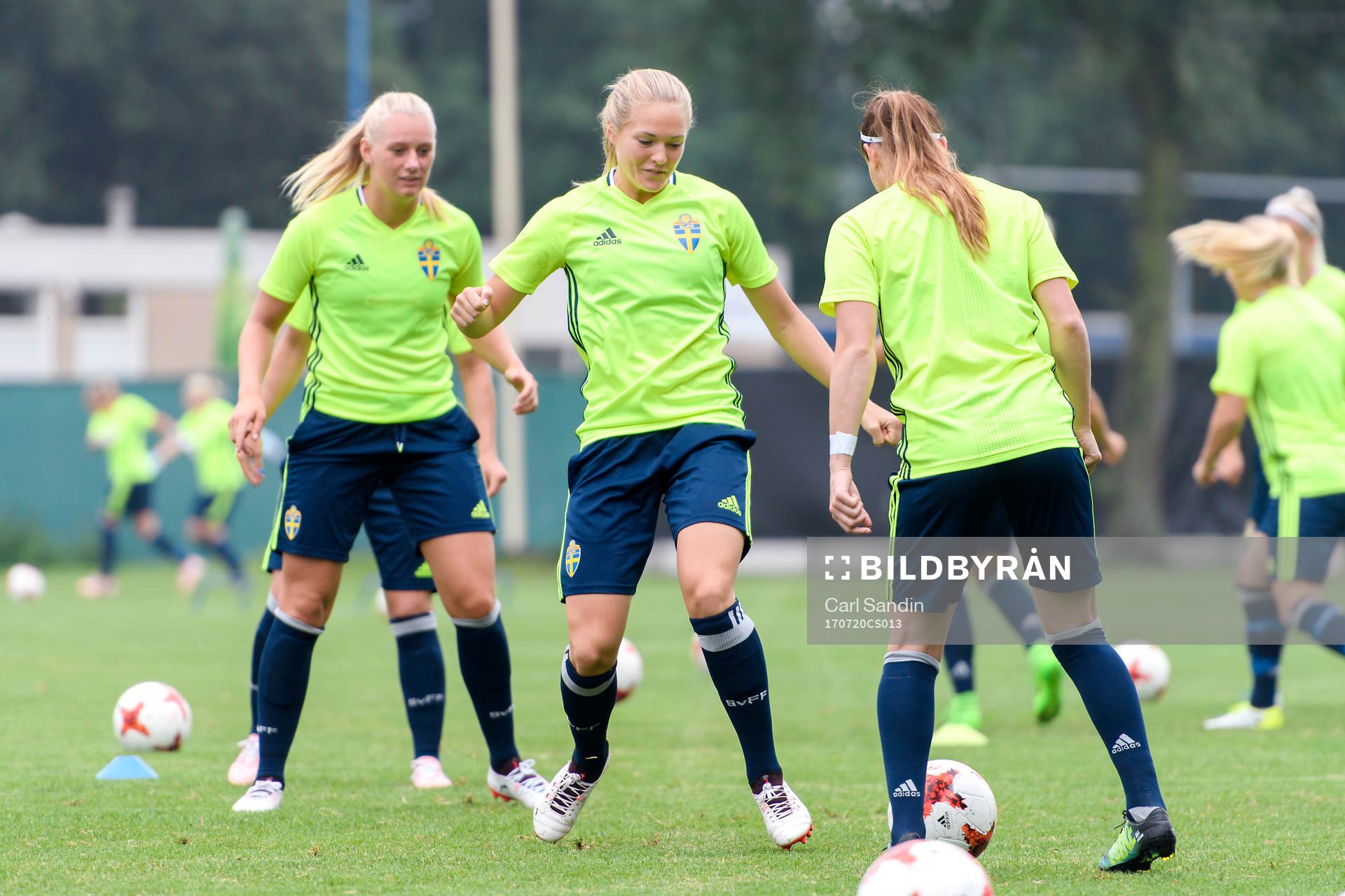 Stina Blackstenius och Magdalena Eriksson på en träning