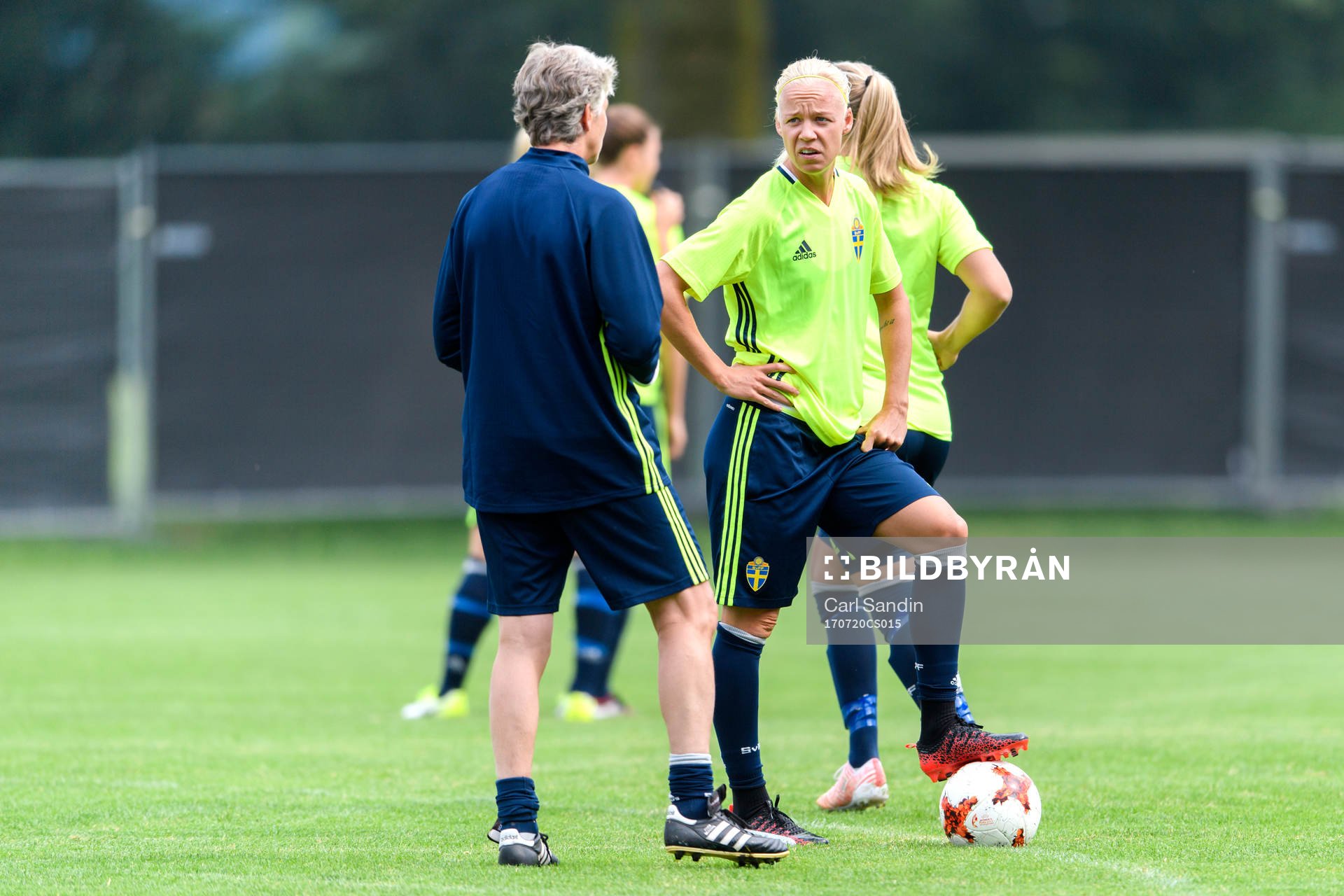 Förbundskapten Pia Sundhage pratar med Caroline Seger på
