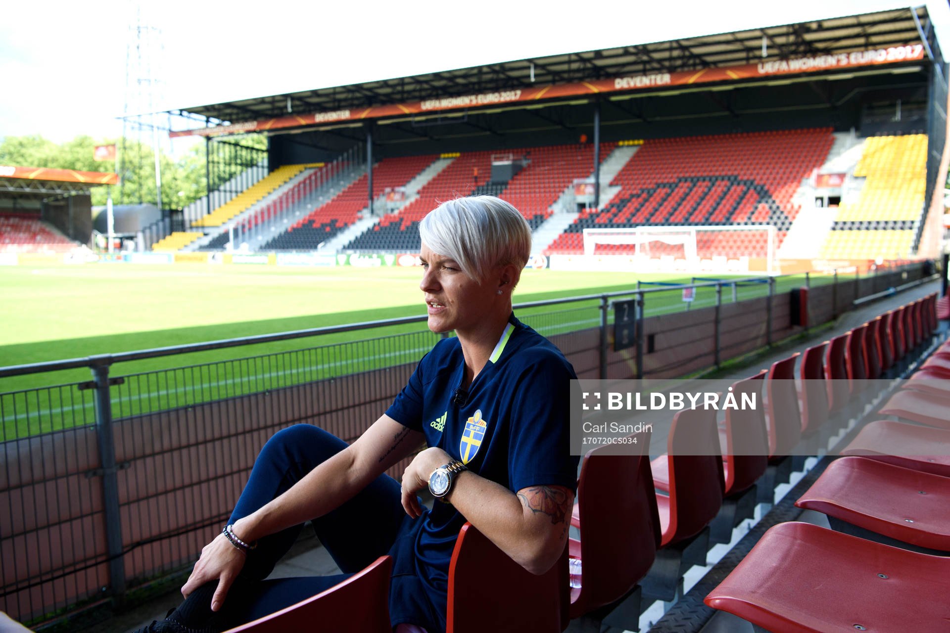 Nilla Fischer blir intervjuad på arenan