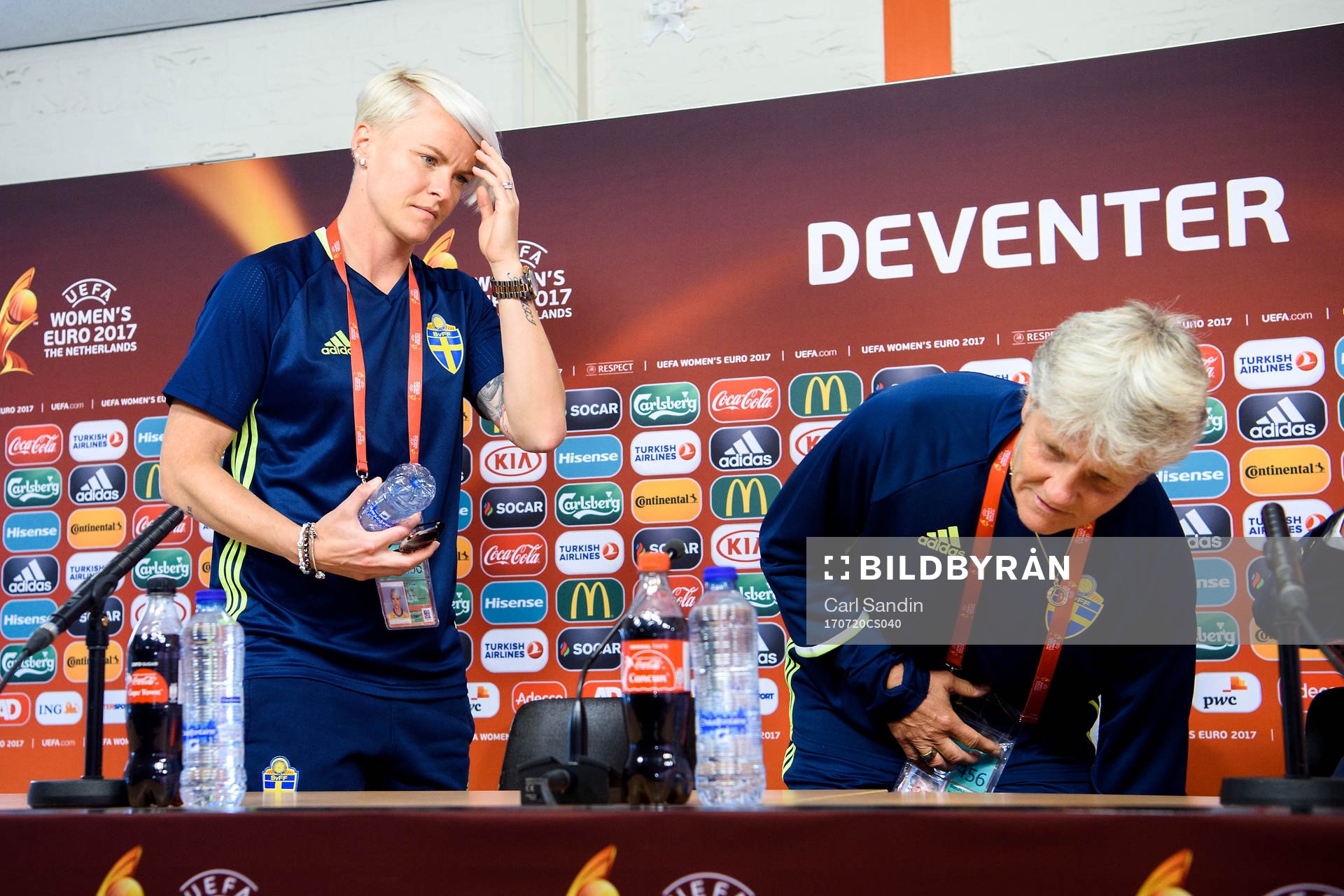 Nilla Fischer och förbundskapten Pia Sundhage på en