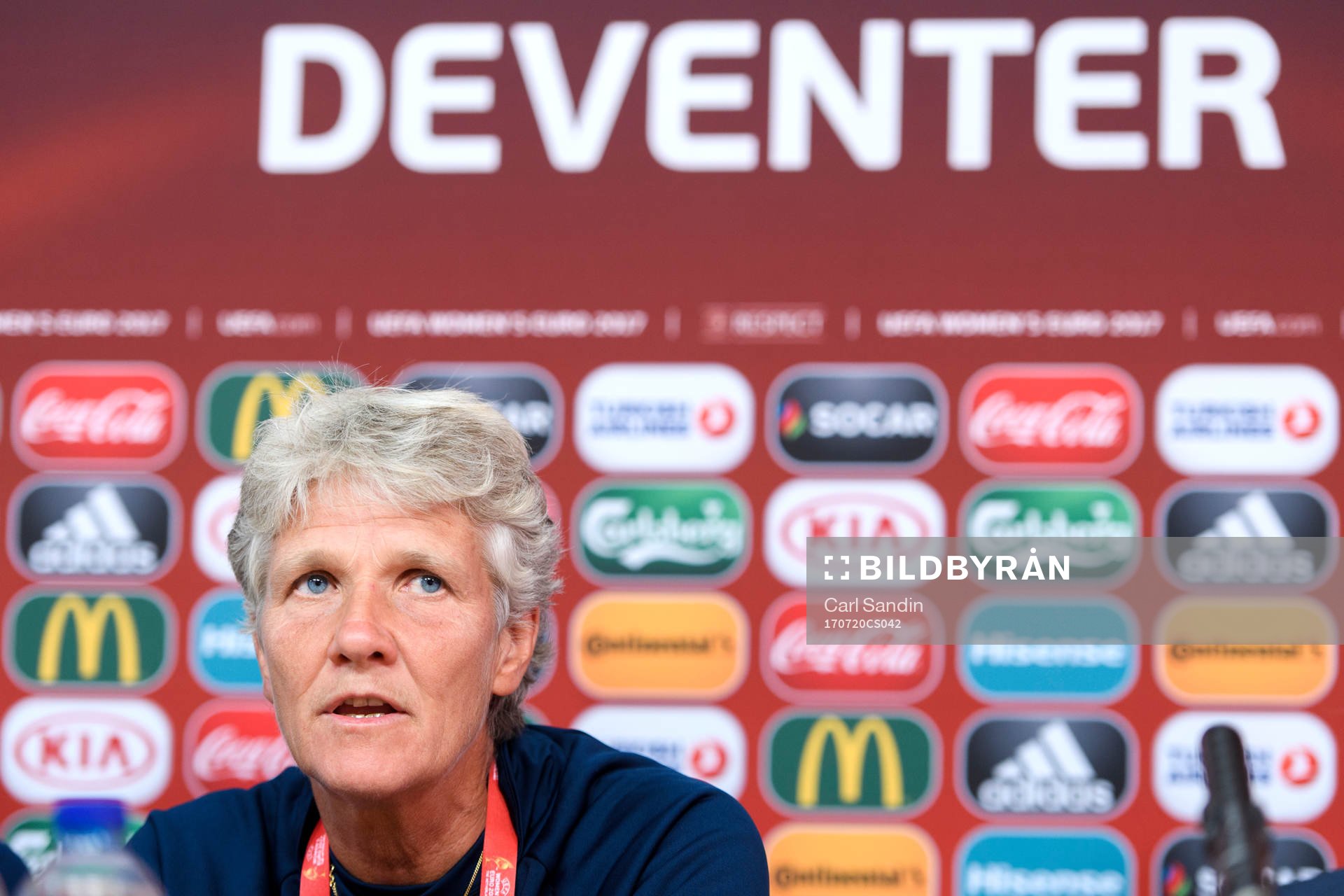 förbundskapten Pia Sundhage på en presskonferens med det