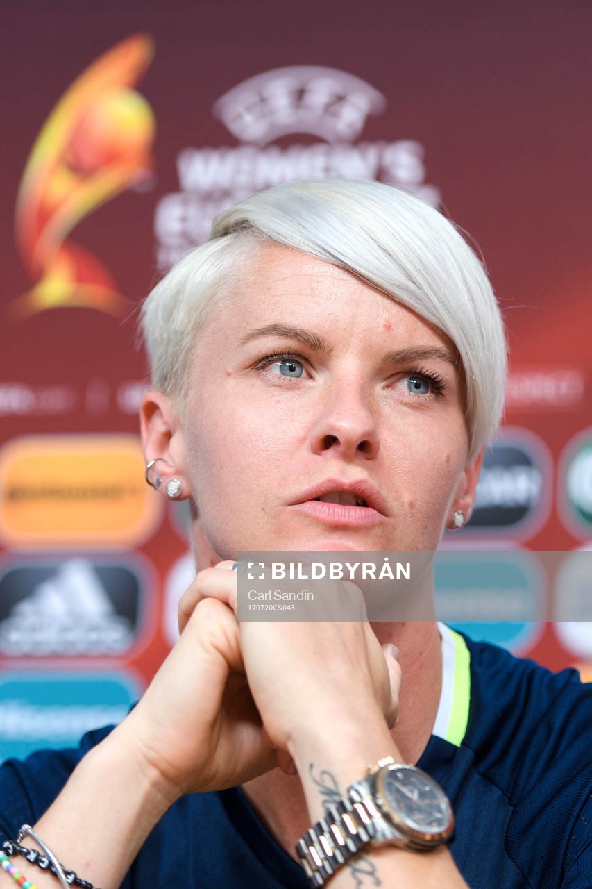 Nilla Fischer på en presskonferens med det svenska