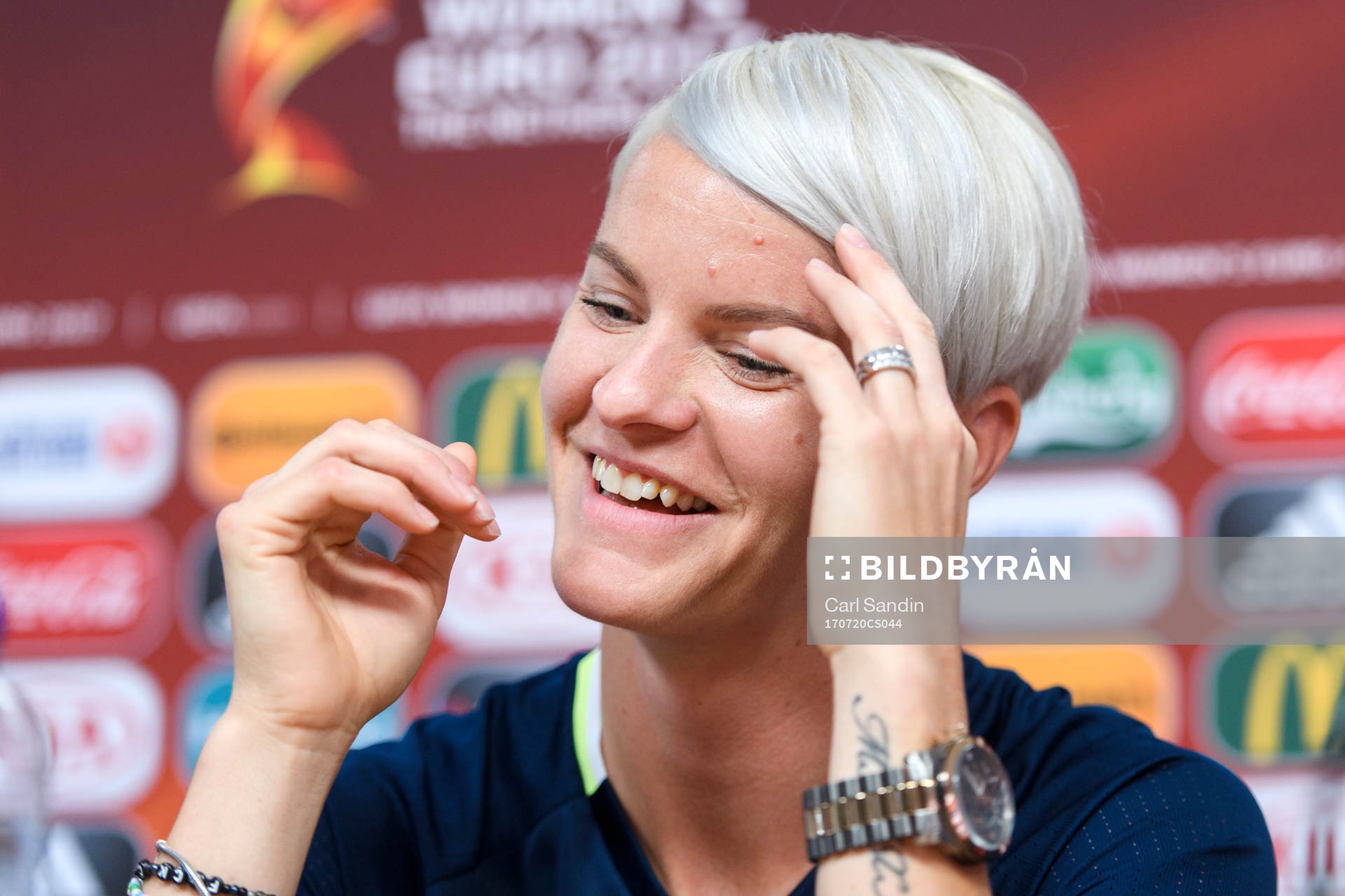 Nilla Fischer på en presskonferens med det svenska