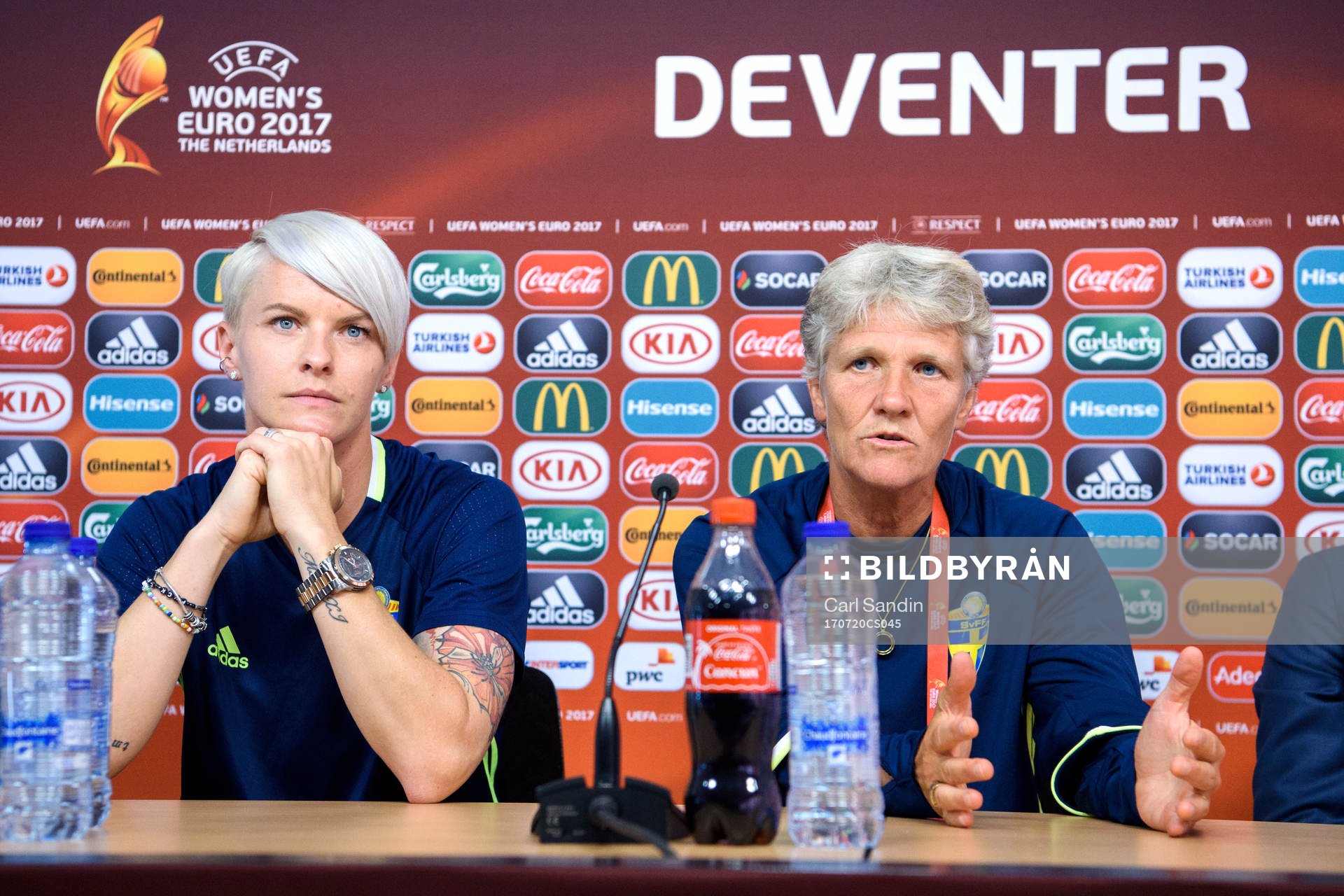 Nilla Fischer och förbundskapten Pia Sundhage på en