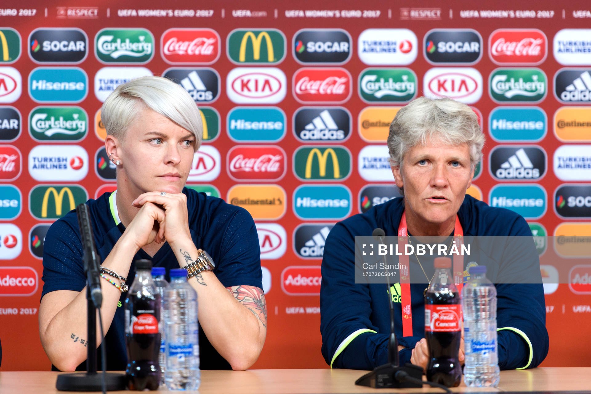 Nilla Fischer och förbundskapten Pia Sundhage på en